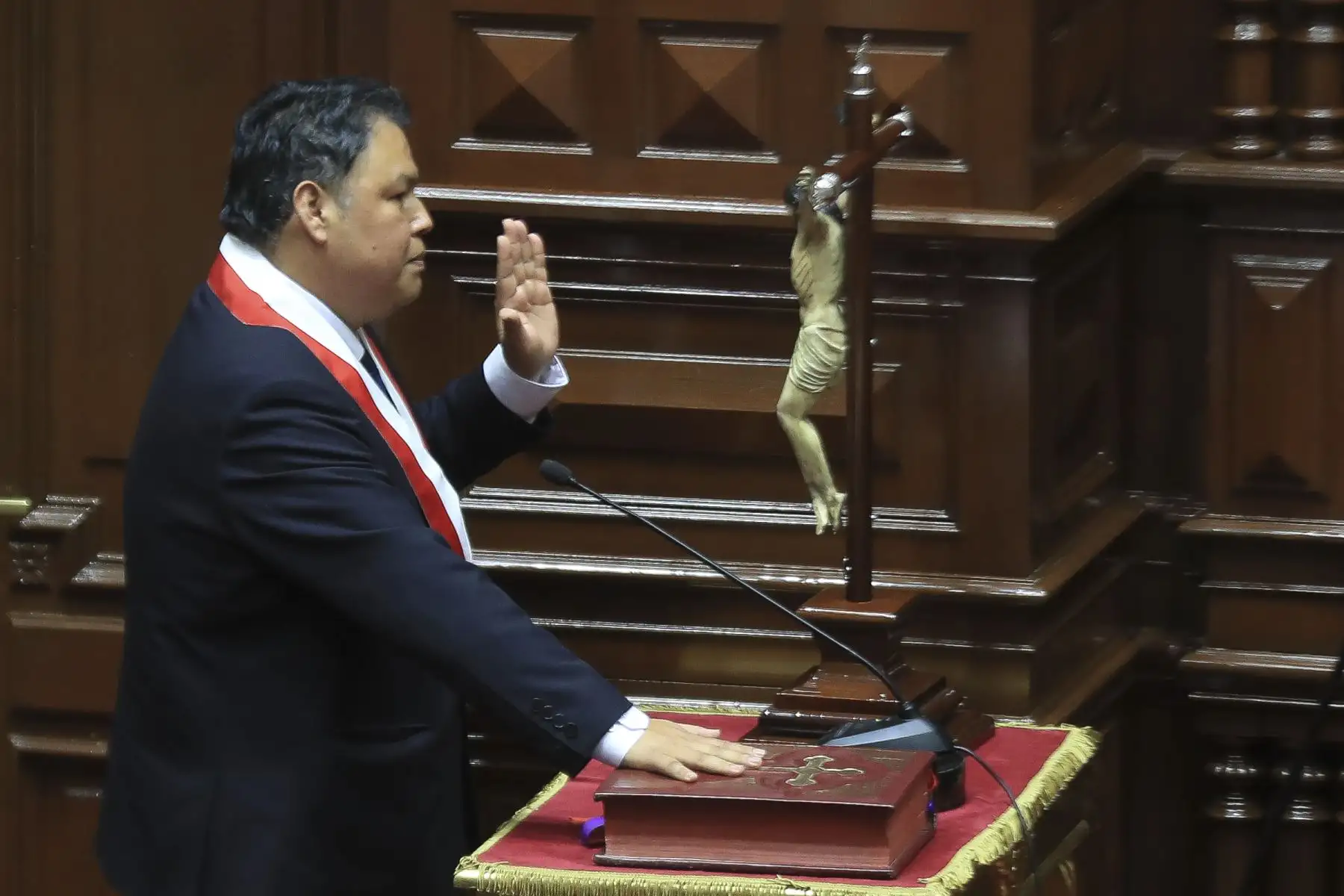 El diputado de la bancada del Buen Gobierno, Oscar Reto Otero fue electo presidente de la Cámara de Diputados para el periodo 2026-2027, tras la elección de la mesa directiva de esa cámara desarrollado este domingo en el Parlamento. La Mesa Directiva la completan Analí Márquez Huanca (Juntos por el Perú) como primera vicepresidenta; Harvey Colchado (Ahora Nación), como segundo presidente; y José Yataco (Partido Político Obras) como tercer vicepresidente. Foto: ANDINA/Ricardo Cuba