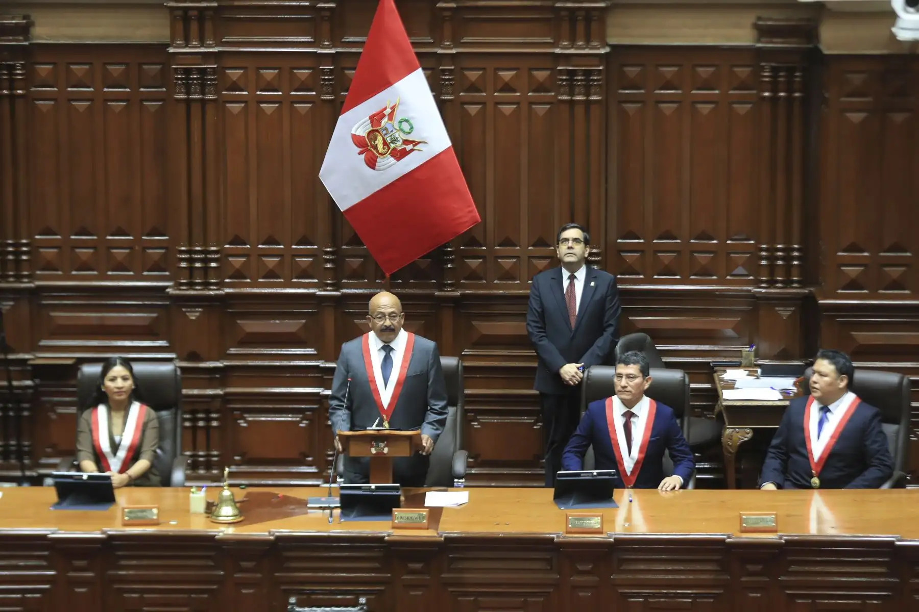 El diputado de la bancada del Buen Gobierno, Oscar Reto Otero fue electo presidente de la Cámara de Diputados para el periodo 2026-2027, tras la elección de la mesa directiva de esa cámara desarrollado este domingo en el Parlamento. La Mesa Directiva la completan Analí Márquez Huanca (Juntos por el Perú) como primera vicepresidenta; Harvey Colchado (Ahora Nación), como segundo presidente; y José Yataco (Partido Político Obras) como tercer vicepresidente. Foto: ANDINA/Ricardo Cuba