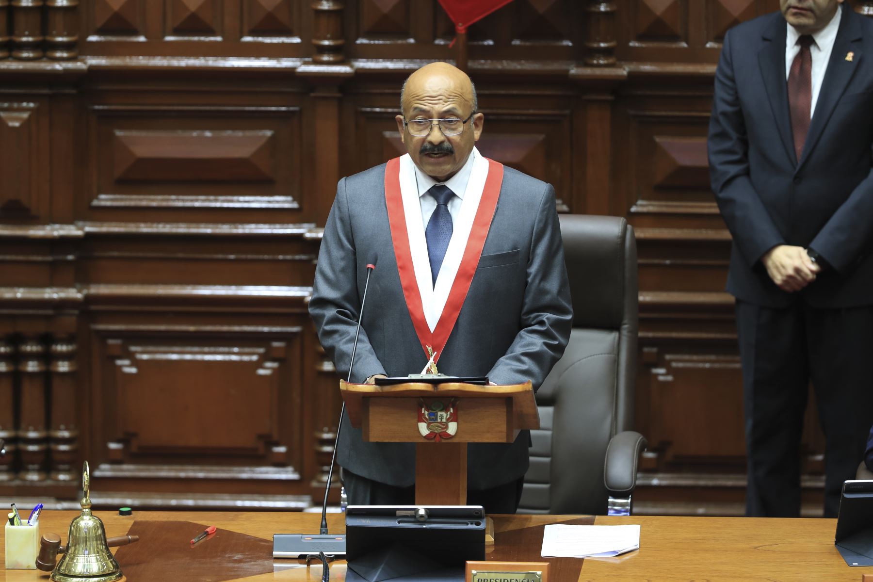 El diputado de la bancada del Buen Gobierno, Oscar Reto Otero fue electo presidente de la Cámara de Diputados para el periodo 2026-2027, tras la elección de la mesa directiva de esa cámara desarrollado este domingo en el Parlamento. La Mesa Directiva la completan Analí Márquez Huanca (Juntos por el Perú) como primera vicepresidenta; Harvey Colchado (Ahora Nación), como segundo presidente; y José Yataco (Partido Político Obras) como tercer vicepresidente. Foto: ANDINA/Ricardo Cuba