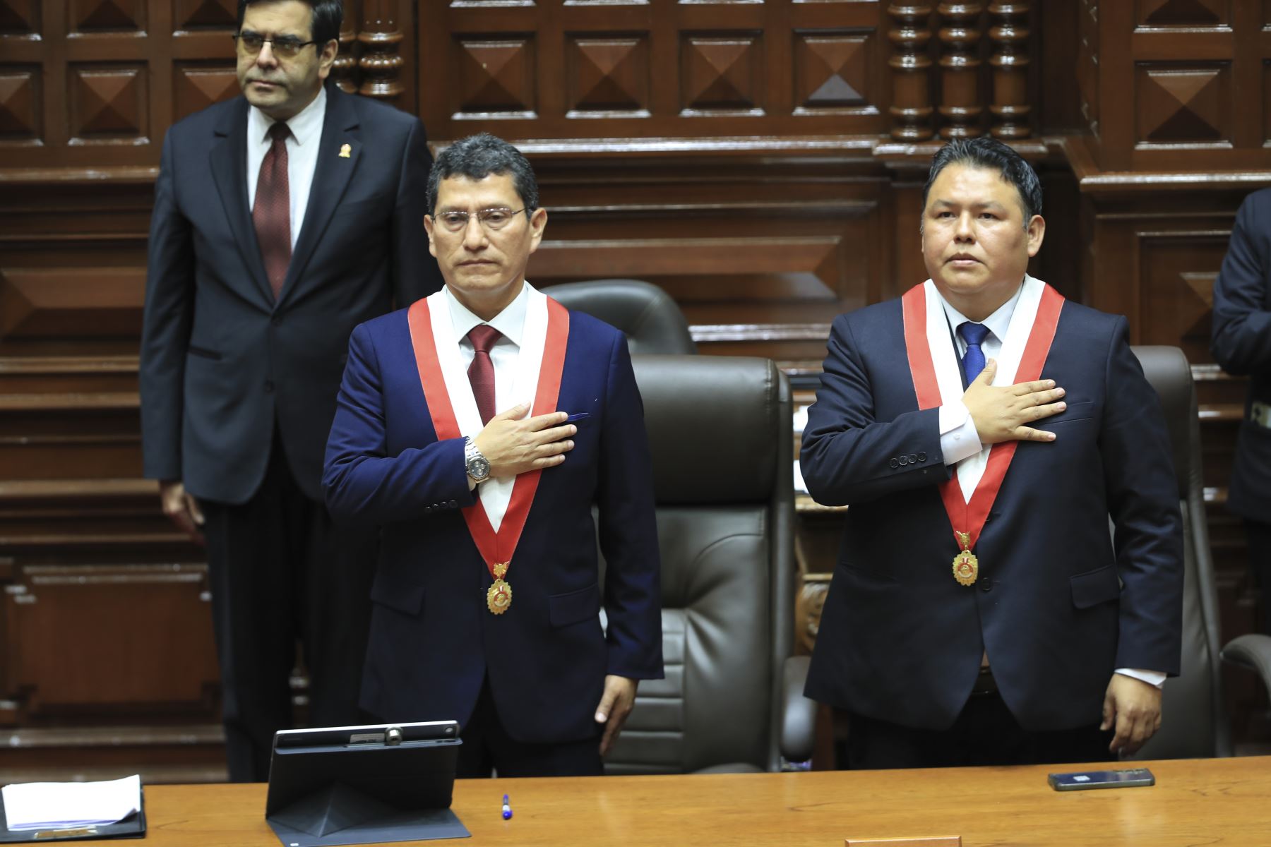 El diputado de la bancada del Buen Gobierno, Oscar Reto Otero fue electo presidente de la Cámara de Diputados para el periodo 2026-2027, tras la elección de la mesa directiva de esa cámara desarrollado este domingo en el Parlamento. La Mesa Directiva la completan Analí Márquez Huanca (Juntos por el Perú) como primera vicepresidenta; Harvey Colchado (Ahora Nación), como segundo presidente; y José Yataco (Partido Político Obras) como tercer vicepresidente. Foto: ANDINA/Ricardo Cuba