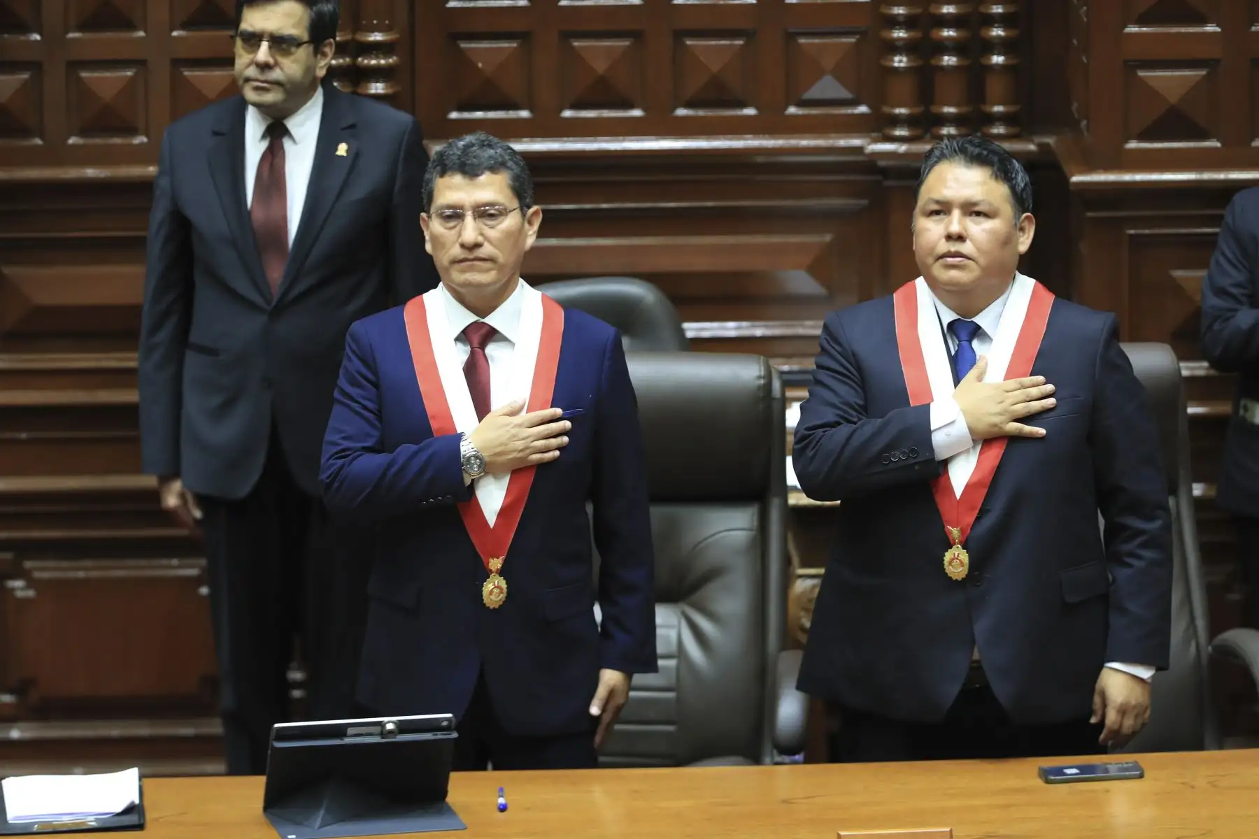 El diputado de la bancada del Buen Gobierno, Oscar Reto Otero fue electo presidente de la Cámara de Diputados para el periodo 2026-2027, tras la elección de la mesa directiva de esa cámara desarrollado este domingo en el Parlamento. La Mesa Directiva la completan Analí Márquez Huanca (Juntos por el Perú) como primera vicepresidenta; Harvey Colchado (Ahora Nación), como segundo presidente; y José Yataco (Partido Político Obras) como tercer vicepresidente. Foto: ANDINA/Ricardo Cuba