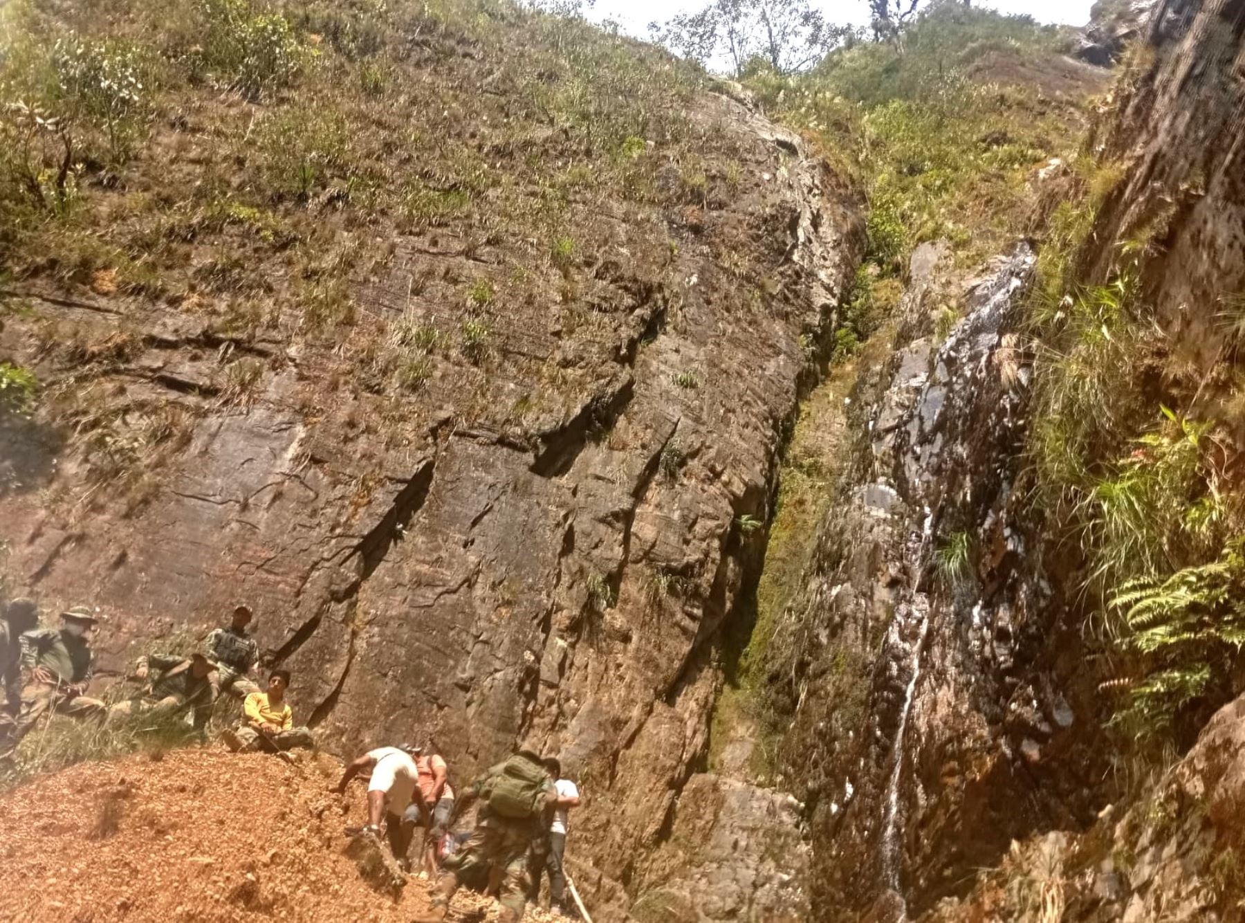 Arequipa: una persona fallecida y tres heridos al caer camión a un abismo