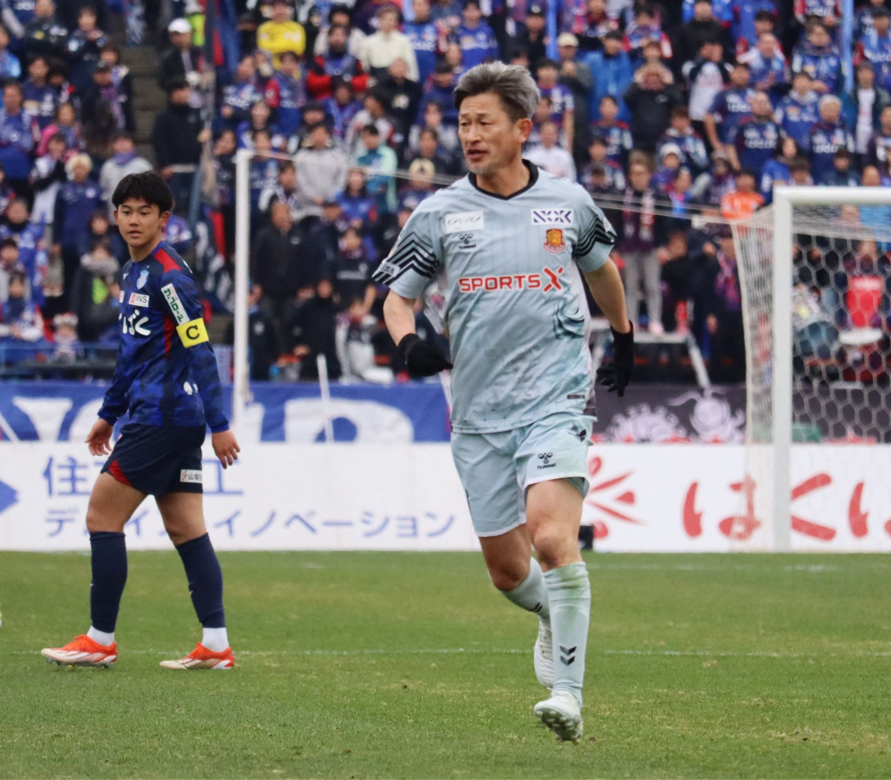 Futbolista japonés Kazuyoshi Miura anota gol a los 59 años en la élite profesional