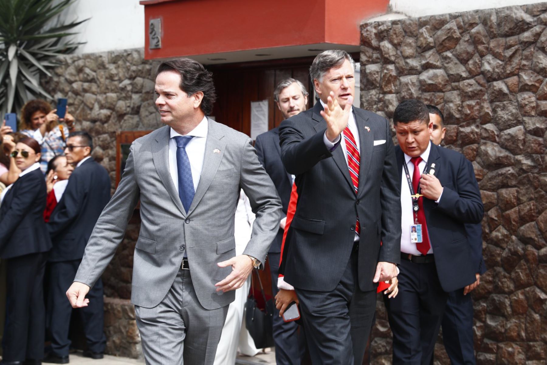 Keiko Fujimori recibe a vicesecretario de Estado de EE.UU. para fortalecer relaciones