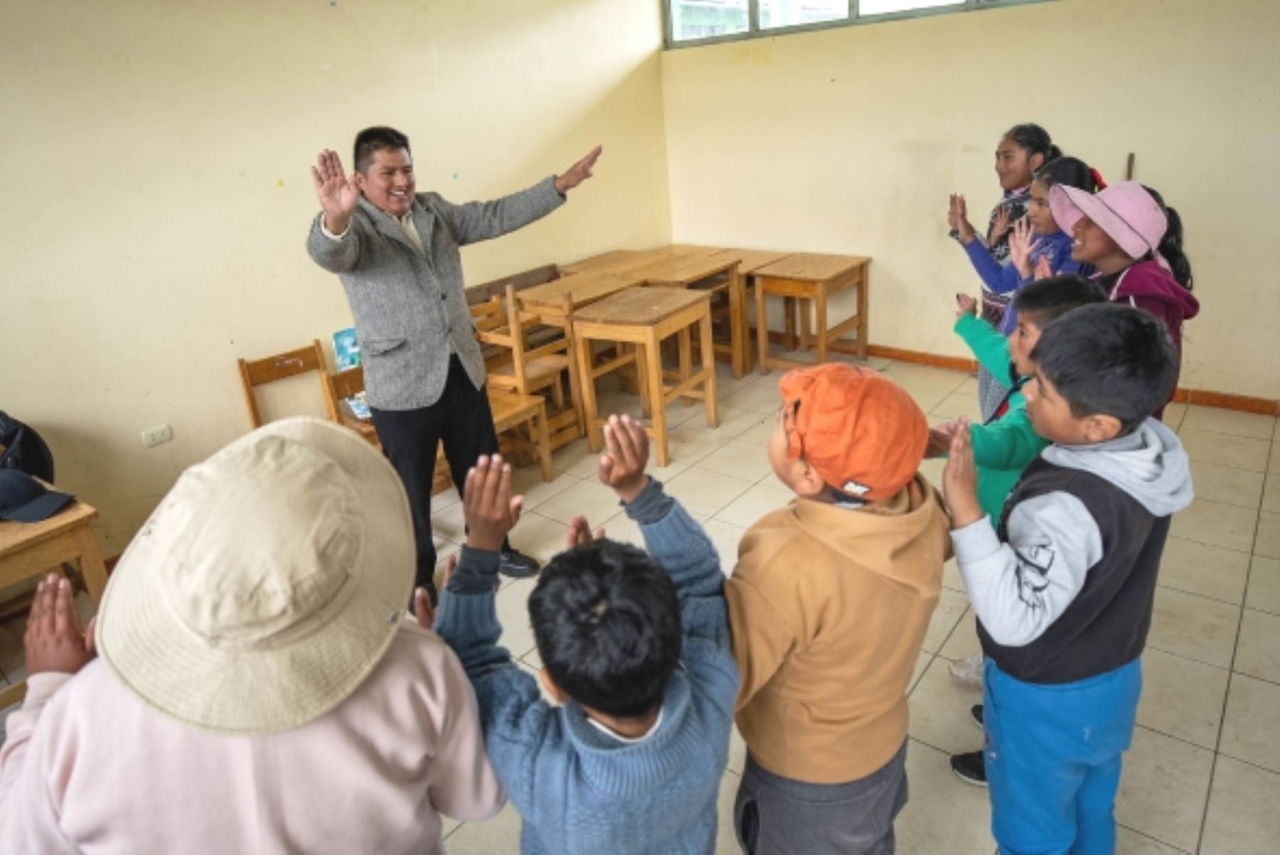 Becario puneño impulsa la identidad y aprendizaje de niños aimaras a través de la poesía