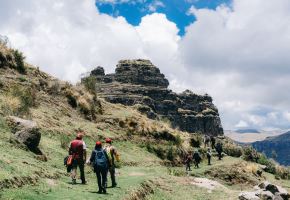 Una nueva ruta turística que ofrece restos arqueológicos pre Inca e Inca, impresionantes paisajes y cultura viva, busca ser la sensación para los visitantes que arriban a Cusco durante esta temporada alta con el fin de conocer sus diversos espacios turísticos. ANDINA/Difusión