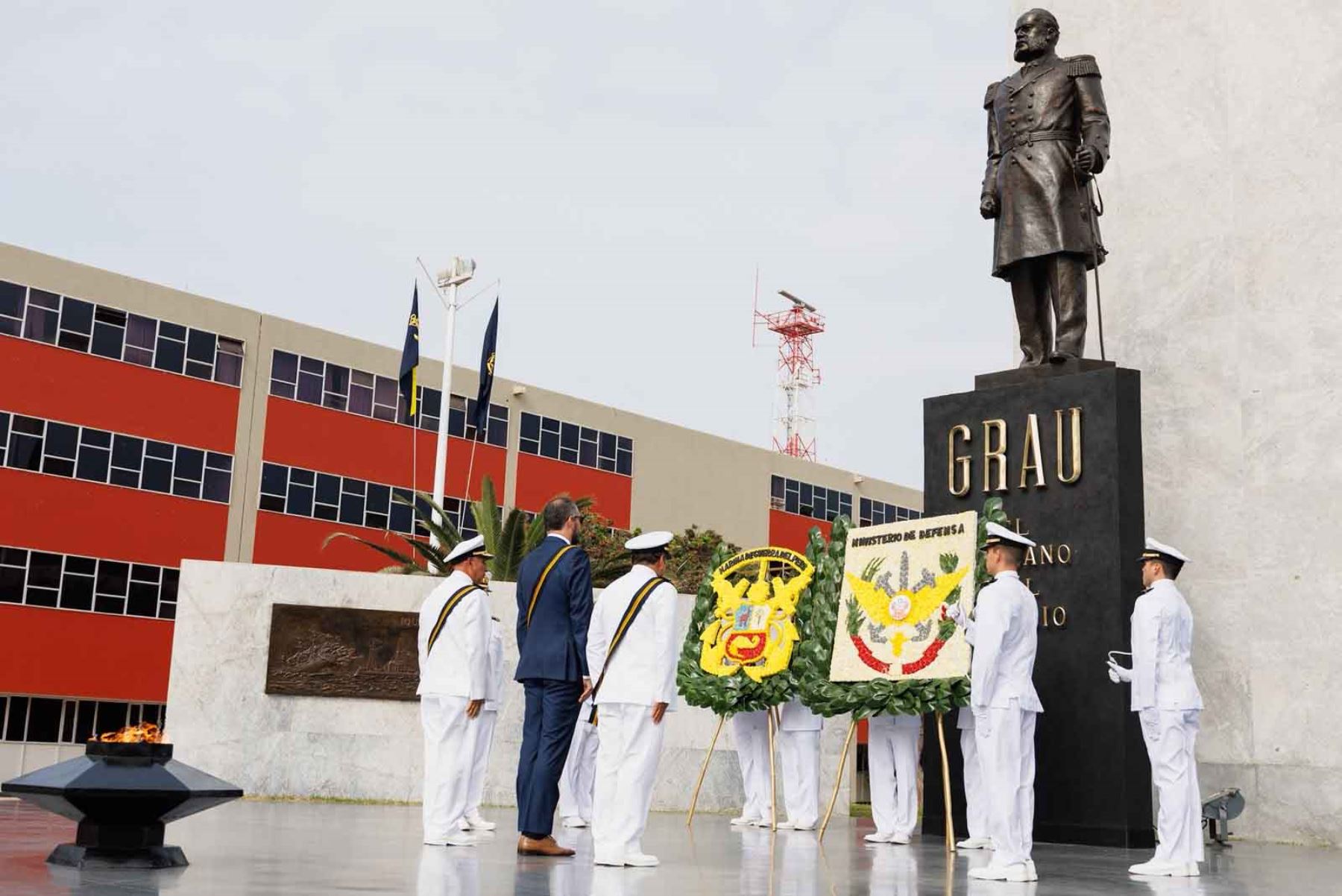 Mindef rinde homenaje al legado de Miguel Grau en 192 aniversario de su nacimiento