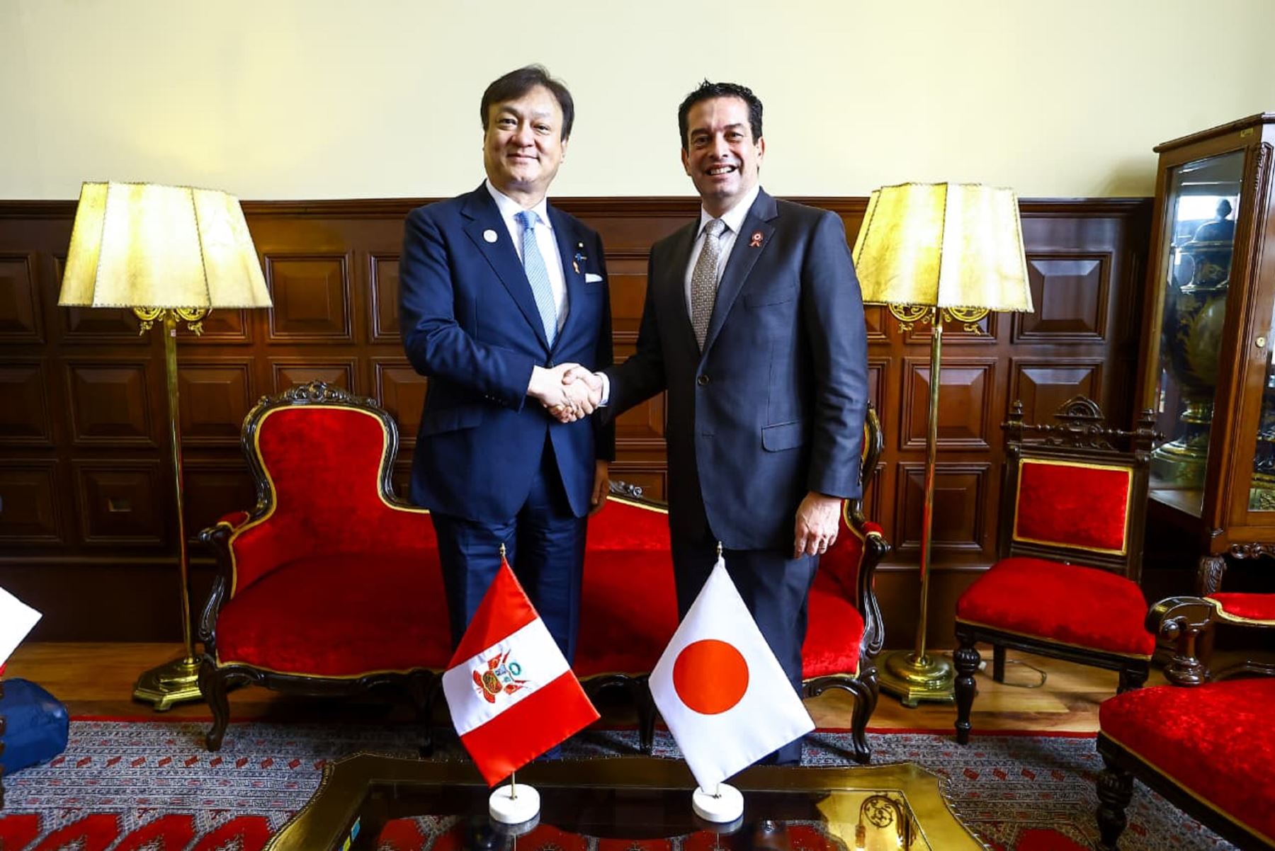Presidente del Senado recibió visitas protocolares de representantes de Japón y Canadá