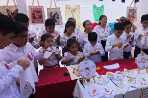 Niños de 6 a 14 años participaron en el taller gratuito "Bordando con identidad" en el distrito de Monsefú, región Lambayeque. Foto: Cortesía Silvia Depaz