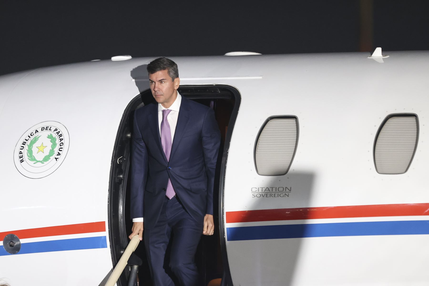 El presidente de Paraguay, Santiago Peña, llega al Perú para participar en la ceremonia de transmisión del mando supremo a la presidenta electa, Keiko Fujimori, que se realizará el martes 28 de julio. Foto: ANDINA/Jhonel Rodríguez Robles