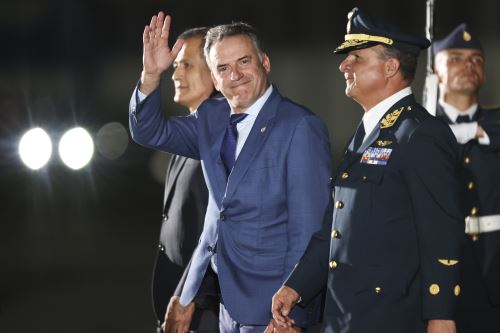 Presidente de Uruguay llega al Perú para transmisión del mando presidencial
