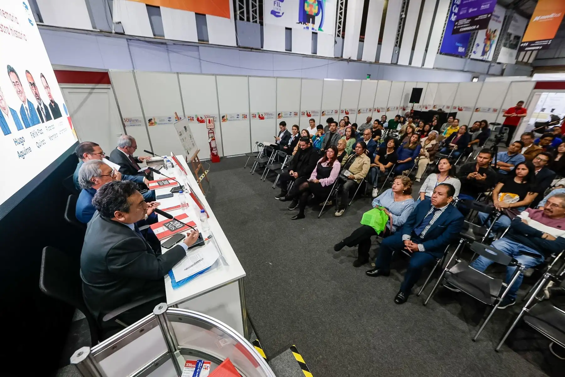 Editora Perú presentó en la FIL Lima 2026 el libro “200 años de El Peruano 1825-2025. Preservando la memoria, narrando nuestra historia”, publicación de su Fondo Editorial que recorre la historia del Diario Oficial desde su fundación en 1825 hasta su evolución digital, resaltando su legado como memoria documental del Perú. Foto: ANDINA/Luis Iparraguirre.