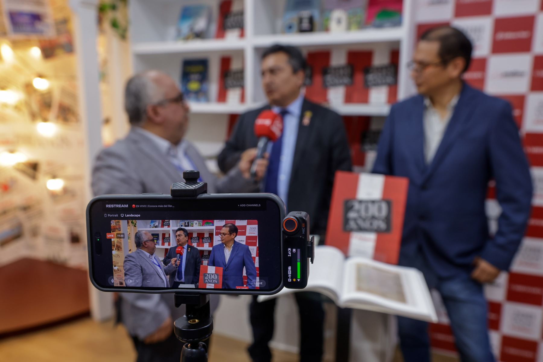 Editora Perú presentó en la FIL Lima 2026 el libro “200 años de El Peruano 1825-2025. Preservando la memoria, narrando nuestra historia”, publicación de su Fondo Editorial que recorre la historia del Diario Oficial desde su fundación en 1825 hasta su evolución digital, resaltando su legado como memoria documental del Perú. Foto: ANDINA/Luis Iparraguirre.
