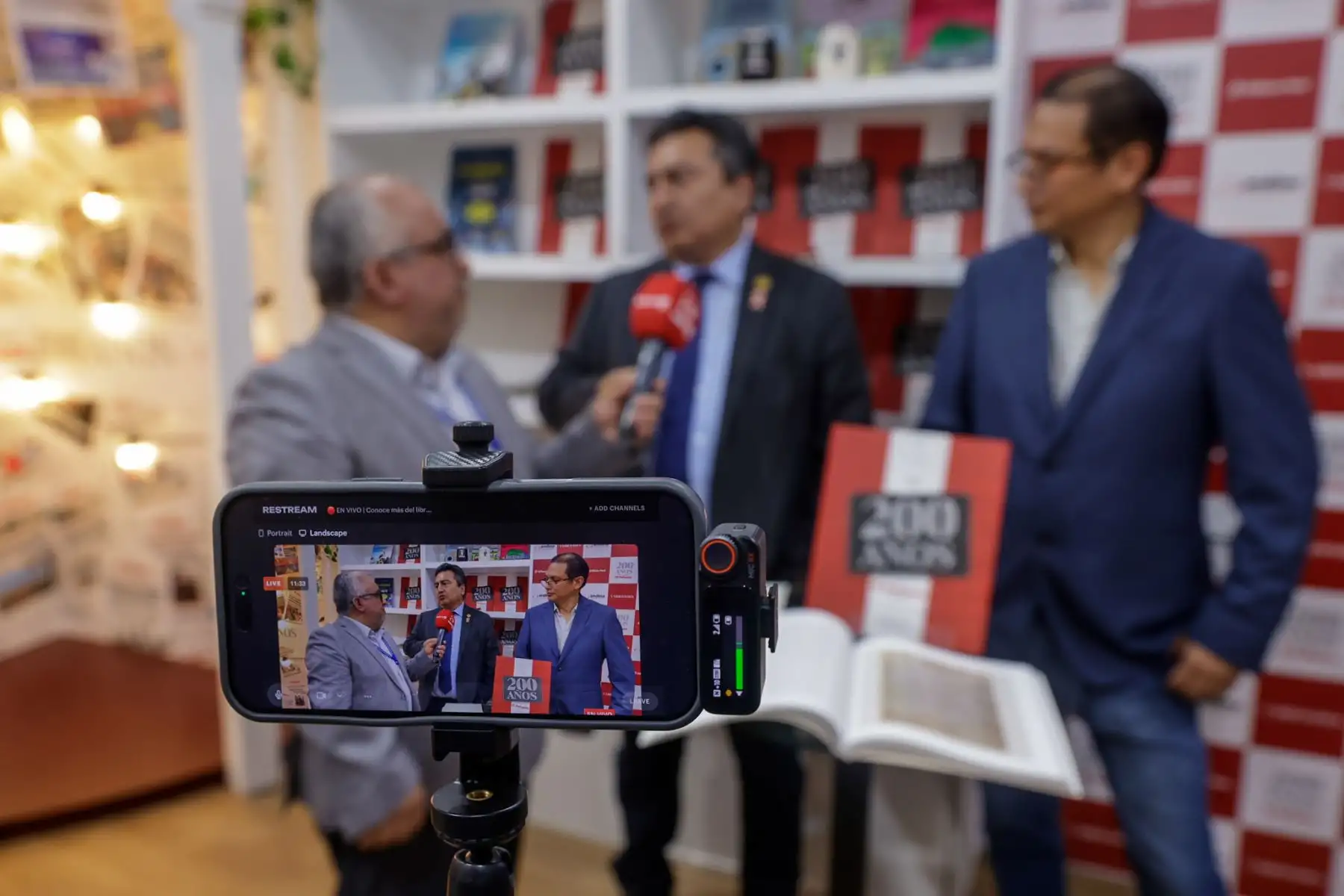 Editora Perú presentó en la FIL Lima 2026 el libro “200 años de El Peruano 1825-2025. Preservando la memoria, narrando nuestra historia”, publicación de su Fondo Editorial que recorre la historia del Diario Oficial desde su fundación en 1825 hasta su evolución digital, resaltando su legado como memoria documental del Perú. Foto: ANDINA/Luis Iparraguirre.