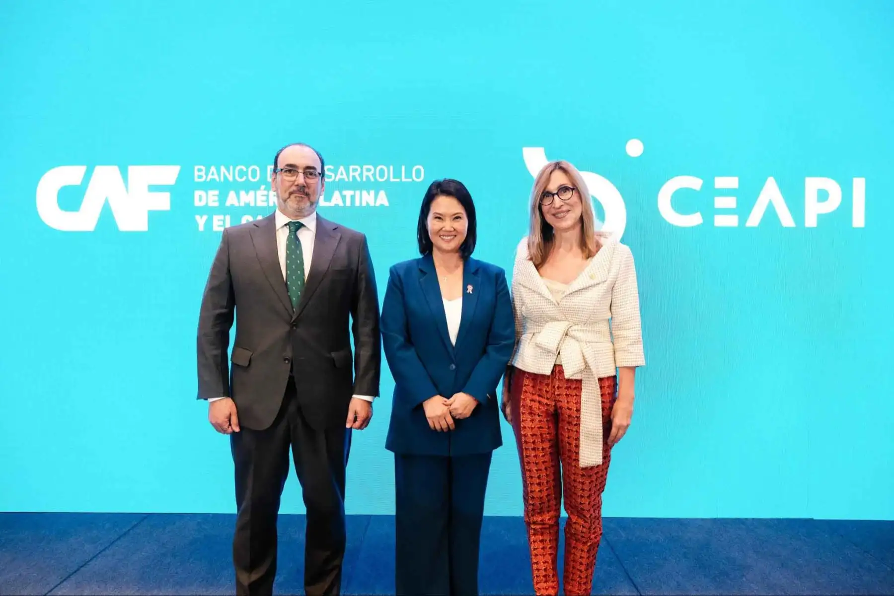 La presidenta electa, Keiko Fujimori, sostuvo una reunión con el presidente ejecutivo de la Corporación Andina de Fomento (CAF), Sergio Díaz-Granados, y la presidenta del Consejo Empresarial Alianza por Iberoamérica (CEAPI), Núria Vilanova, para impulsar una agenda de cooperación. Foto: ANDINA/Difusión