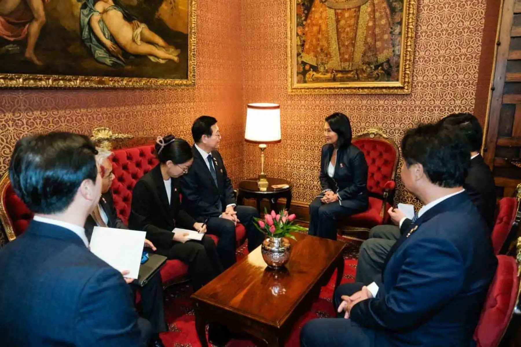 La presidenta electa, Keiko Fujimori, sostuvo una reunión bilateral con el congresista de la Asamblea Nacional de la República de Corea, Hong-Chul Min. Foto: ANDINA/Difusión