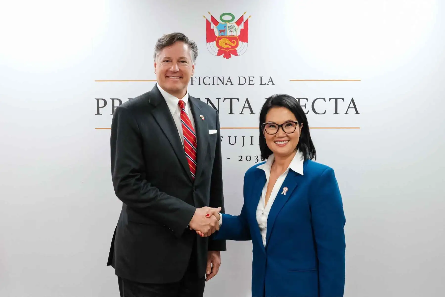 La presidenta electa, Keiko Fujimori, recibió al vicesecretario de Estado de los Estados Unidos, Christopher Landau, con quien sostuvo una reunión para fortalecer la relación bilateral entre ambos países. Foto: ANDINA/Difusión