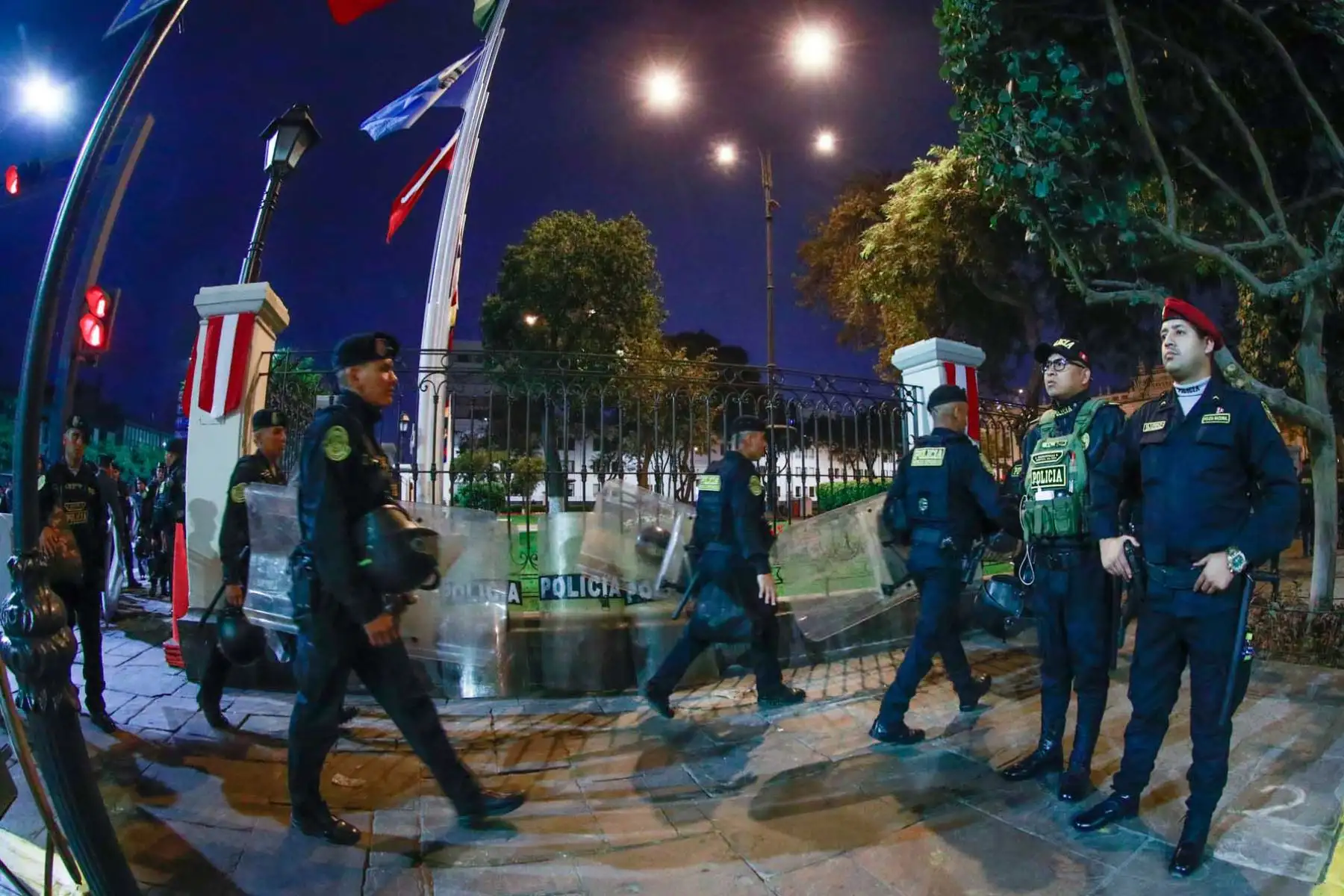 La Policía Nacional del Perú refuerza las medidas de seguridad con un amplio despliegue de efectivos, cierres de vías y controles de acceso durante el inicio de las actividades oficiales por el 205.° aniversario de la Independencia del Perú. Foto: ANDINA/ Ricardo Cuba