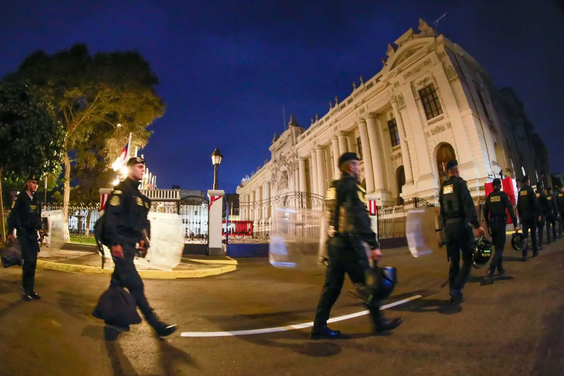 La Policía Nacional del Perú refuerza las medidas de seguridad con un amplio despliegue de efectivos, cierres de vías y controles de acceso durante el inicio de las actividades oficiales por el 205.° aniversario de la Independencia del Perú. Foto: ANDINA/ Ricardo Cuba
