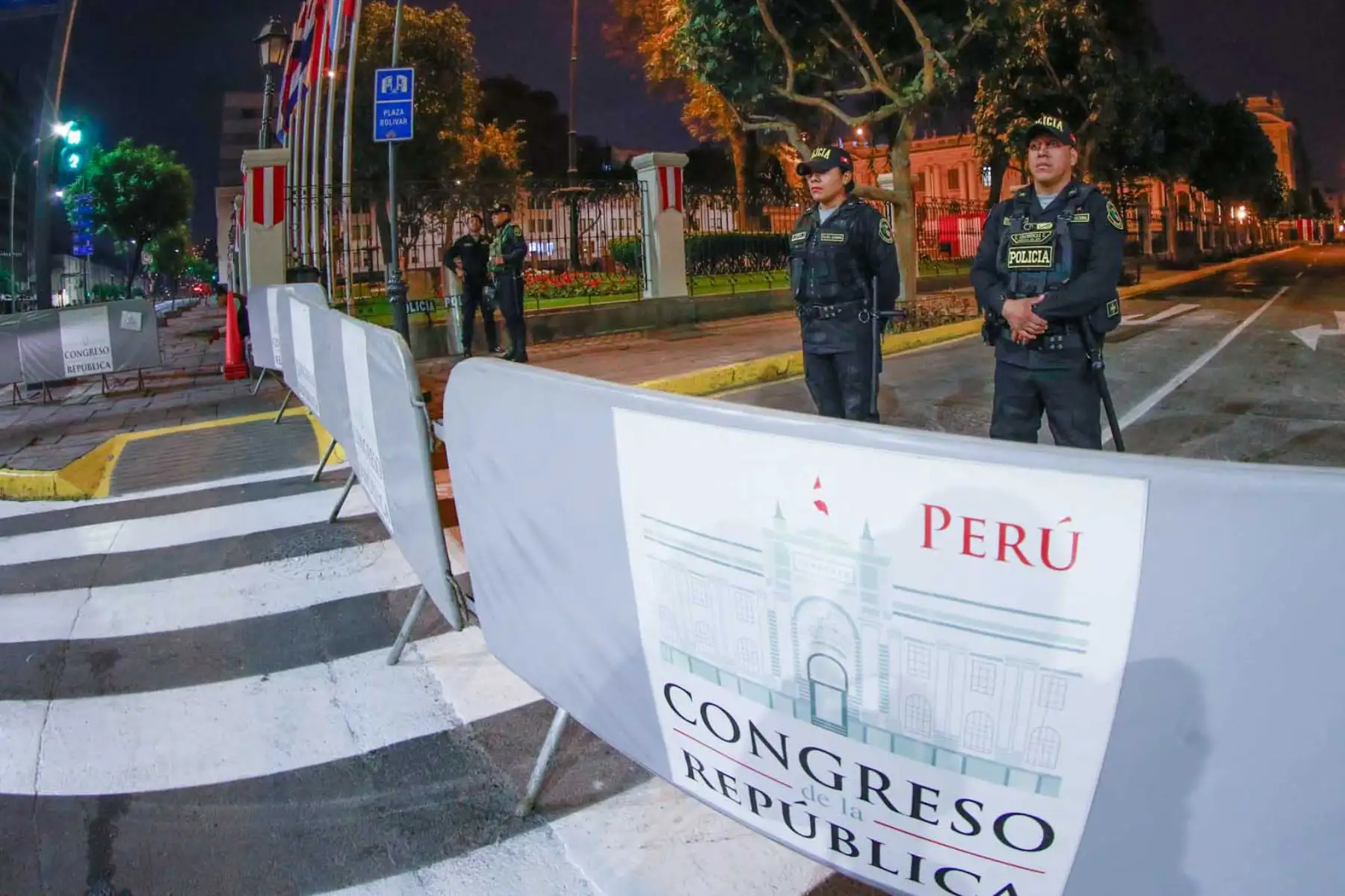 La Policía Nacional del Perú refuerza las medidas de seguridad con un amplio despliegue de efectivos, cierres de vías y controles de acceso durante el inicio de las actividades oficiales por el 205.° aniversario de la Independencia del Perú. Foto: ANDINA/ Ricardo Cuba