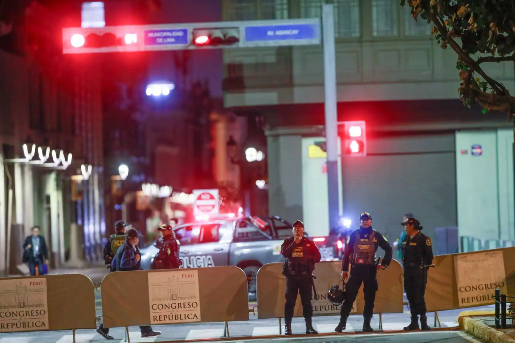 La Policía Nacional del Perú refuerza las medidas de seguridad con un amplio despliegue de efectivos, cierres de vías y controles de acceso durante el inicio de las actividades oficiales por el 205.° aniversario de la Independencia del Perú. Foto: ANDINA/ Ricardo Cuba
