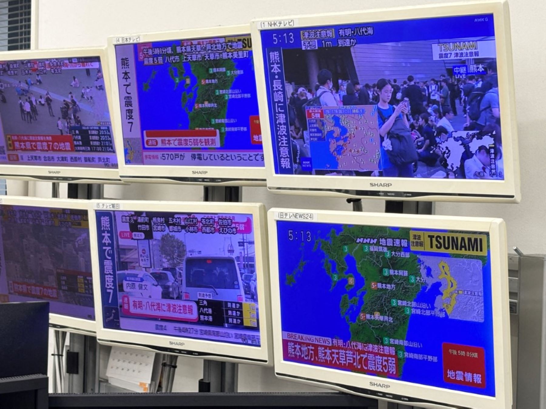 Las pantallas de televisión muestran noticias de última hora sobre un terremoto de magnitud 7,1 y avisos de tsunami emitidos para el mar de Ariake y el mar de Yatsushiro, en Tokio, Japón, el 28 de julio de 2026. Foto: AFP