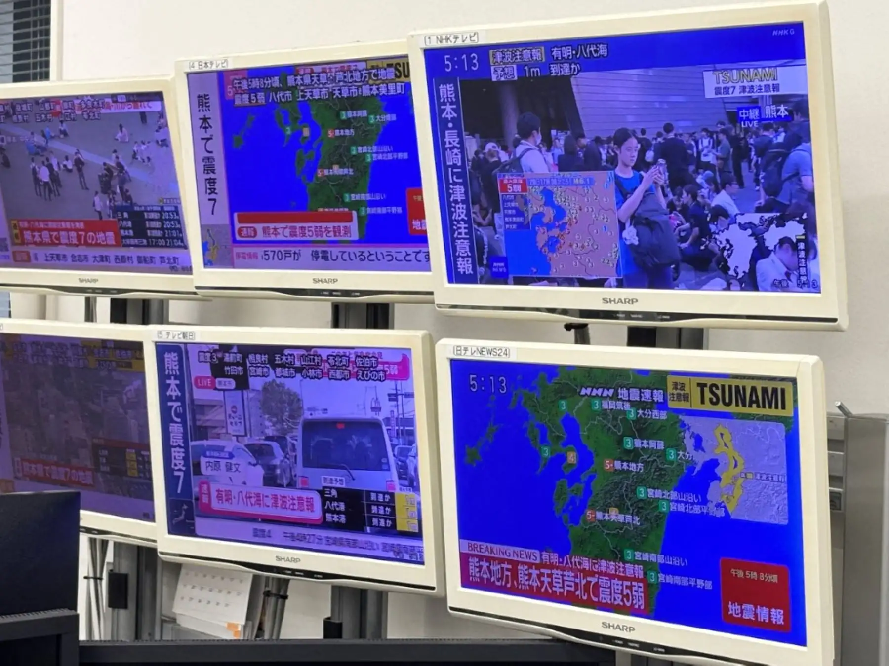 Las pantallas de televisión muestran noticias de última hora sobre un terremoto de magnitud 7,1 y avisos de tsunami emitidos para el mar de Ariake y el mar de Yatsushiro, en Tokio, Japón, el 28 de julio de 2026. Foto: AFP