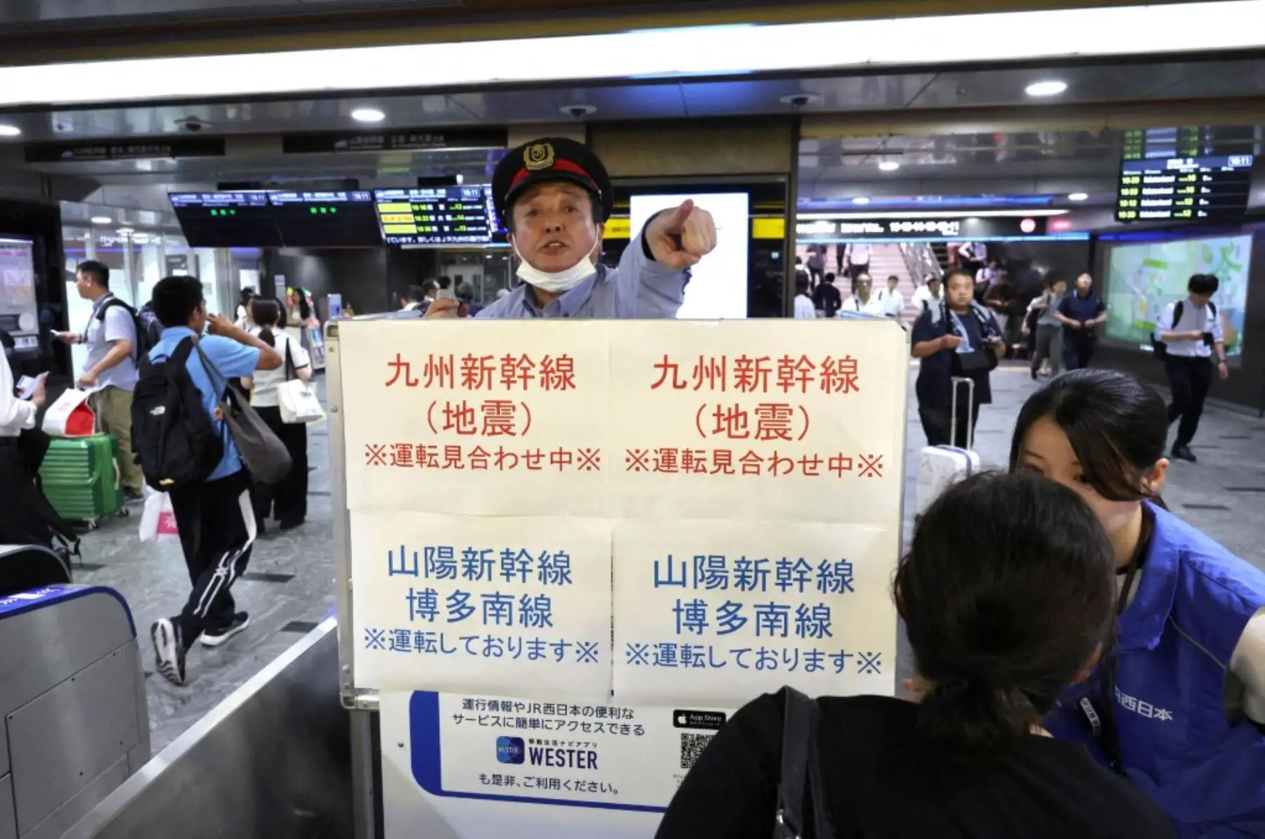 Estación JR Hakata, donde se suspendieron las operaciones de la línea Kyushu Shinkansen debido a un terremoto, en la ciudad de Fukuoka, prefectura de Fukuoka, Japón, el 28 de julio de 2026. Foto: AFP