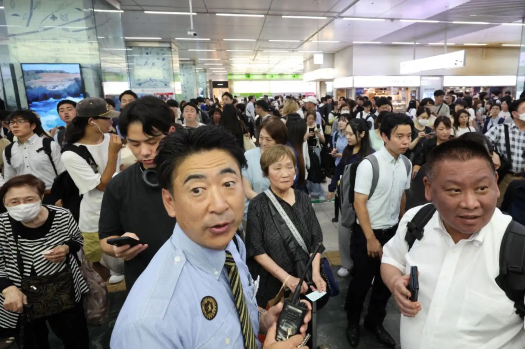 La concurrida estación JR Hakata, donde se suspendieron las operaciones de la línea Kyushu Shinkansen debido a un terremoto, en la ciudad de Fukuoka, prefectura de Fukuoka, Japón. Foto: AFP