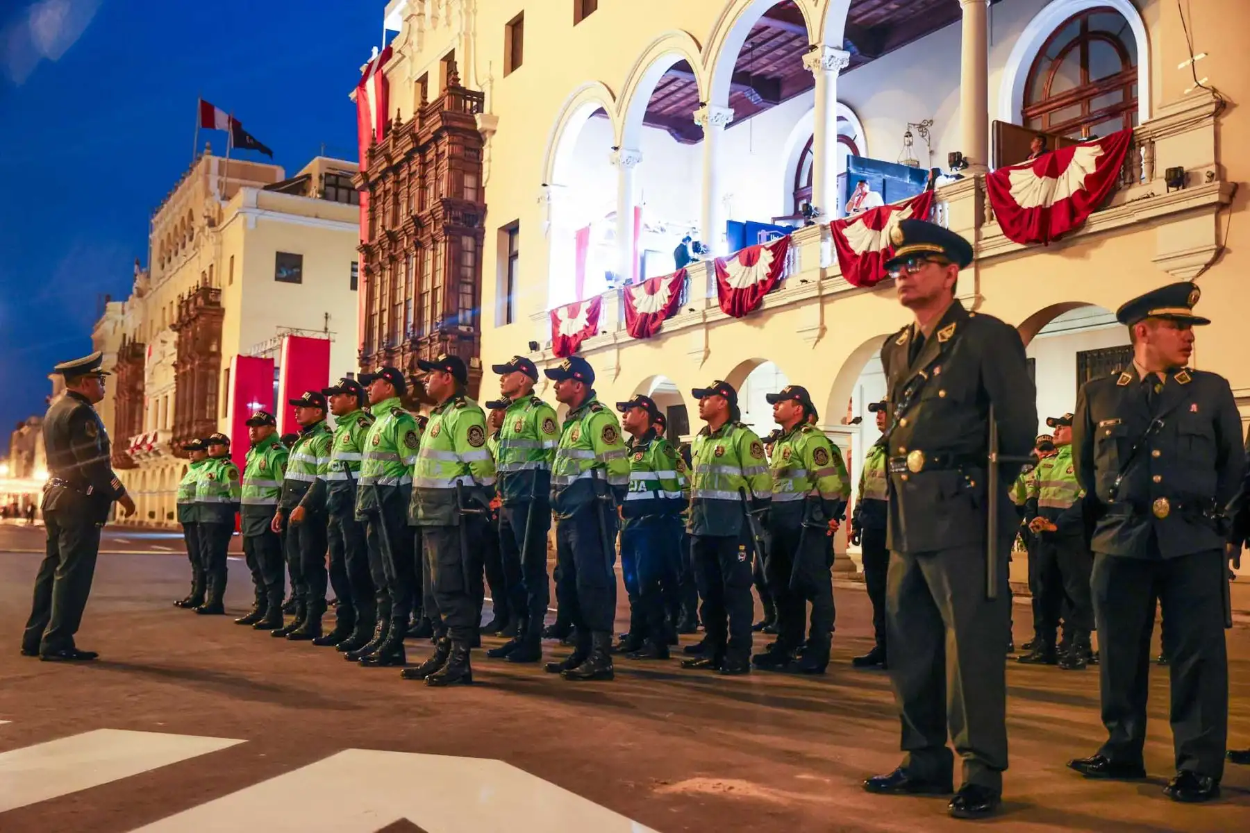La Policía Nacional del Perú refuerza las medidas de seguridad con un amplio despliegue de efectivos, cierres de vías y controles de acceso durante el inicio de las actividades oficiales por el 205.° aniversario de la Independencia del Perú. Foto: ANDINA/Jhonel Rodríguez Robles