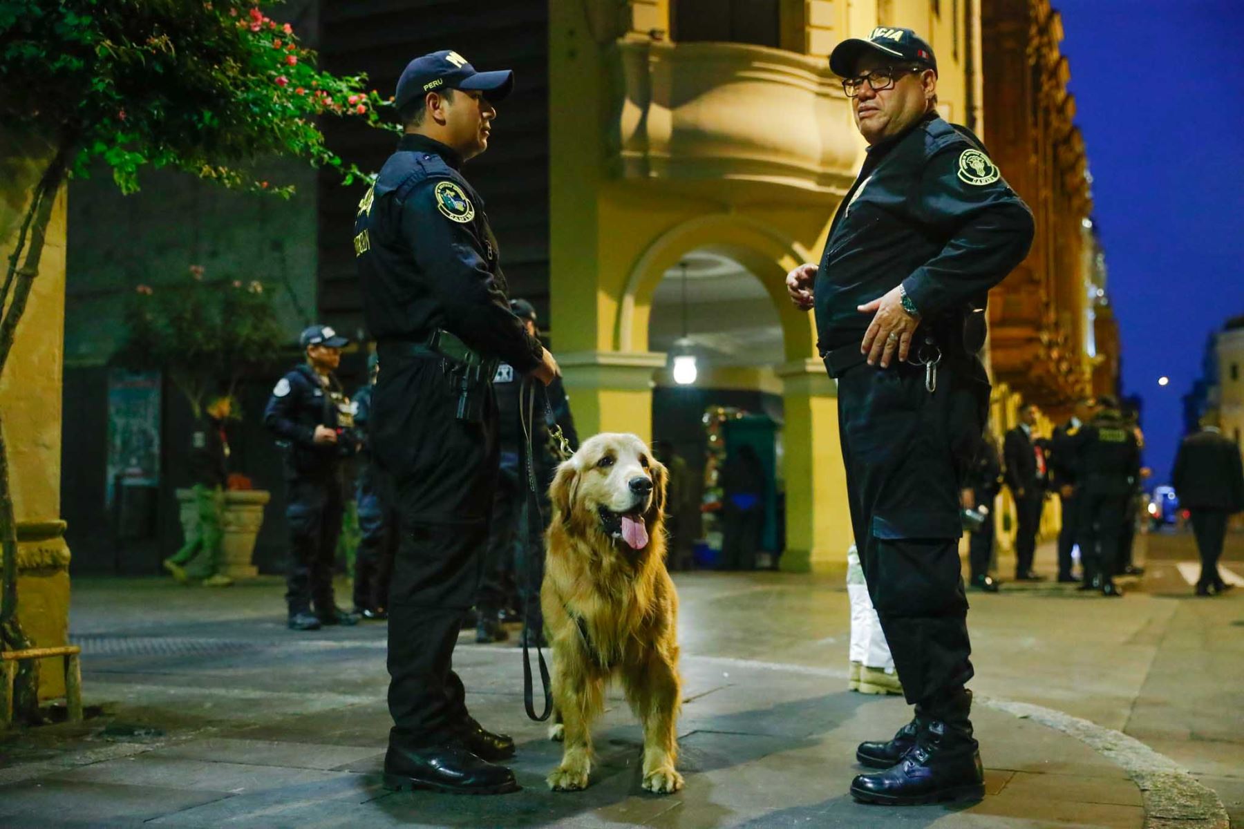 la Policía Nacional del Perú refuerza las medidas de seguridad con un amplio despliegue de efectivos, cierres de vías y controles de acceso durante el inicio de las actividades oficiales por el 205.° aniversario de la Independencia del Perú. Foto: ANDINA/Daniel Bracamonte