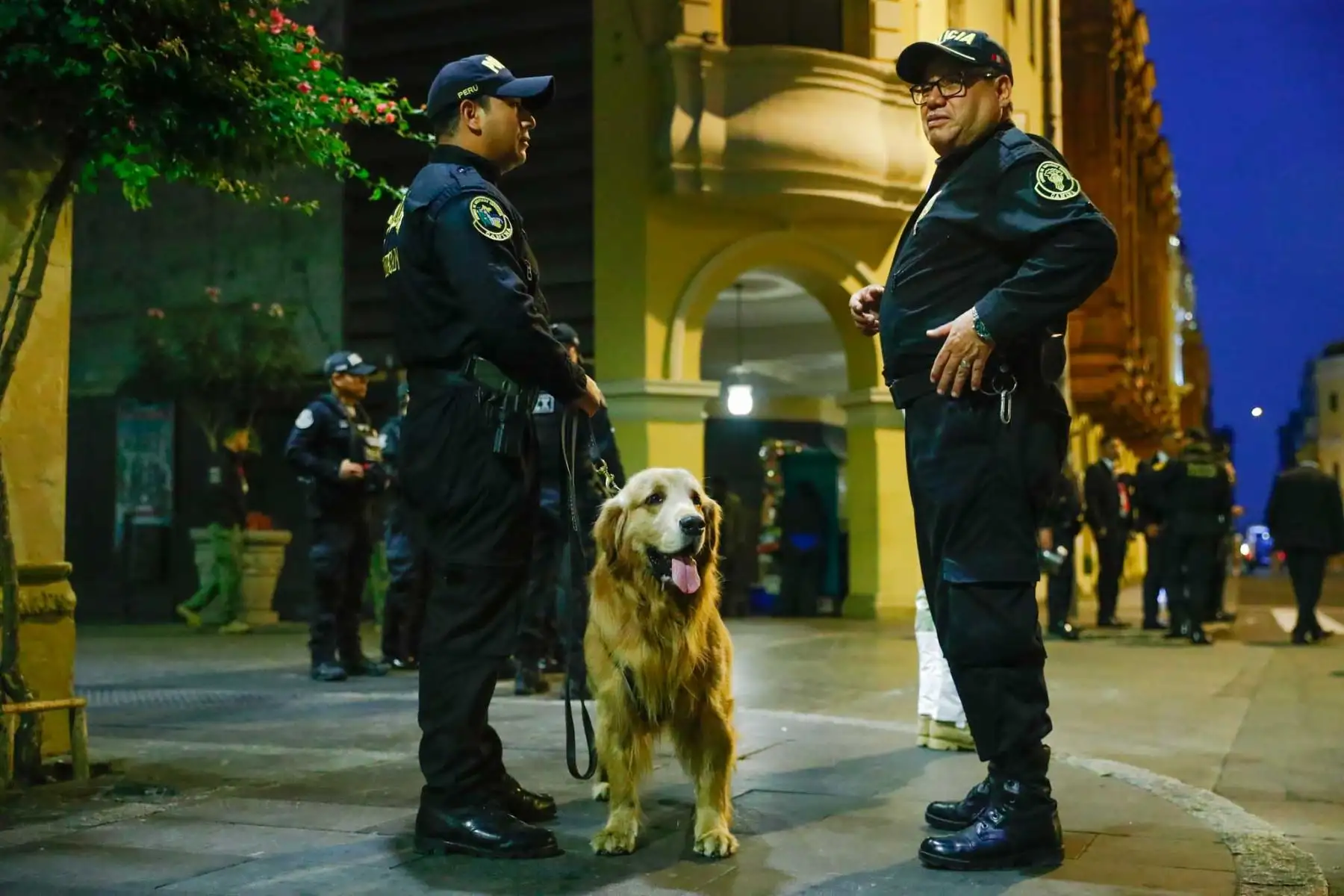 la Policía Nacional del Perú refuerza las medidas de seguridad con un amplio despliegue de efectivos, cierres de vías y controles de acceso durante el inicio de las actividades oficiales por el 205.° aniversario de la Independencia del Perú. Foto: ANDINA/Daniel Bracamonte
