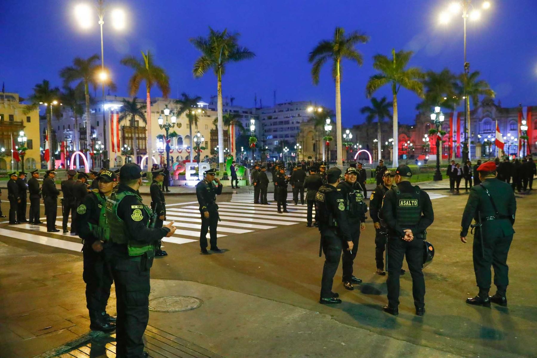 la Policía Nacional del Perú refuerza las medidas de seguridad con un amplio despliegue de efectivos, cierres de vías y controles de acceso durante el inicio de las actividades oficiales por el 205.° aniversario de la Independencia del Perú. Foto: ANDINA/Daniel Bracamonte