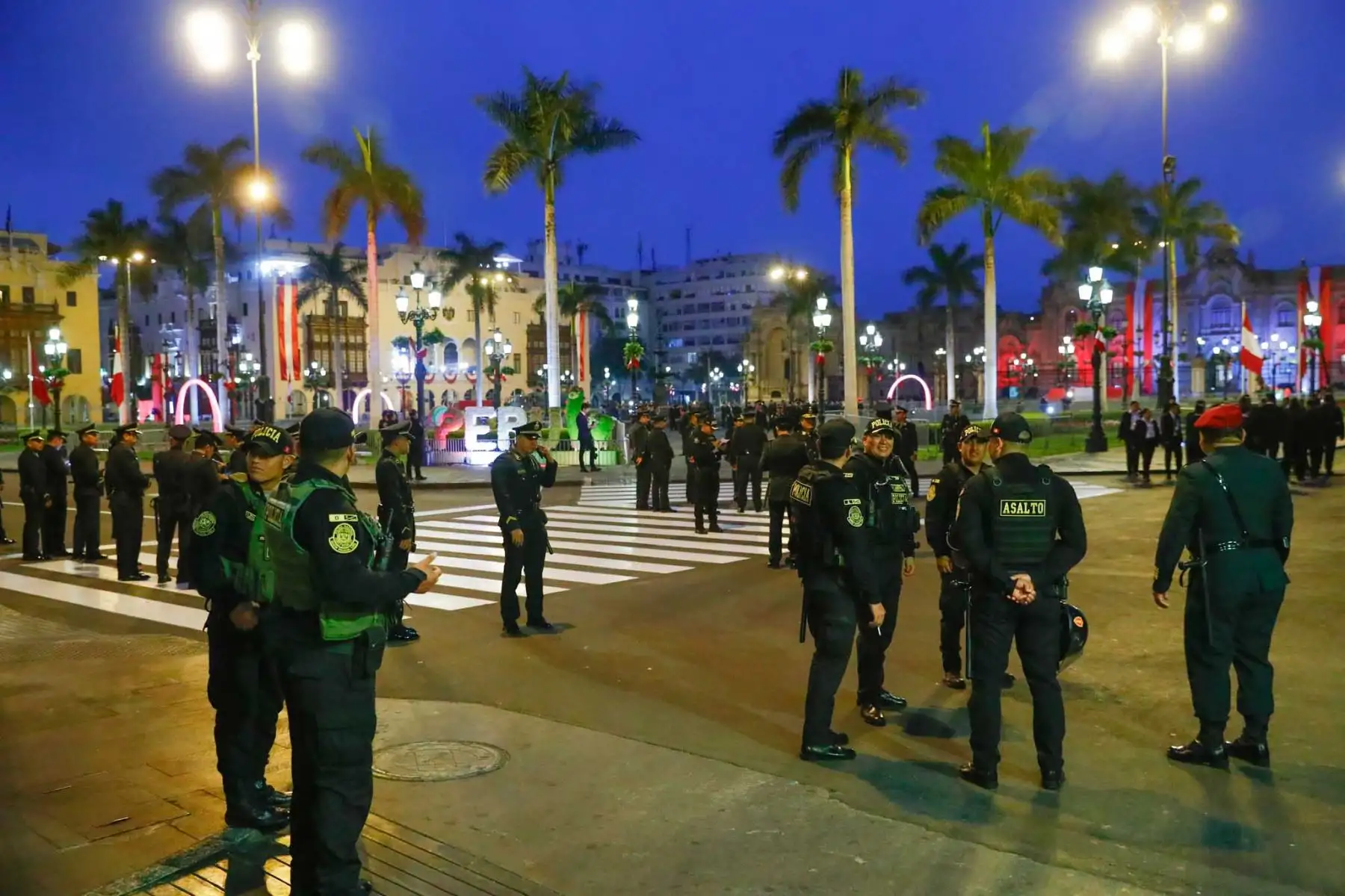 la Policía Nacional del Perú refuerza las medidas de seguridad con un amplio despliegue de efectivos, cierres de vías y controles de acceso durante el inicio de las actividades oficiales por el 205.° aniversario de la Independencia del Perú. Foto: ANDINA/Daniel Bracamonte