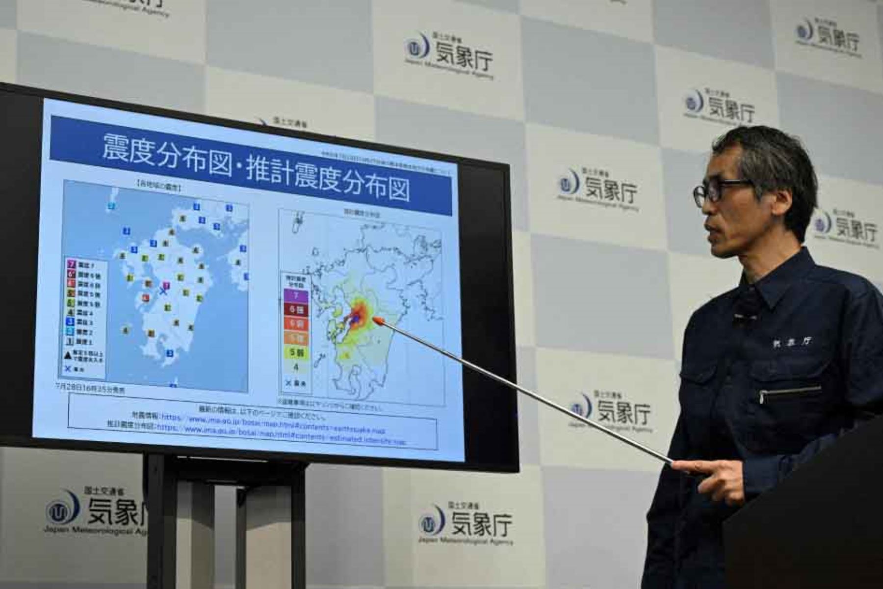Masashi Kiyomoto, funcionario de la Agencia Meteorológica de Japón (JMA), asiste a una conferencia de prensa en Tokio el 28 de julio de 2026. A las 16:27, un terremoto de magnitud 7,1 sacudió la región de Kyushu, la parte occidental de la isla principal del archipiélago japonés. Según la JMA, la intensidad sísmica máxima fue de 7, la más alta en la escala japonesa, y el epicentro se ubicó en la ciudad de Uki, prefectura de Kumamoto, a una profundidad aproximada de 10 kilómetro. Foto: AFP