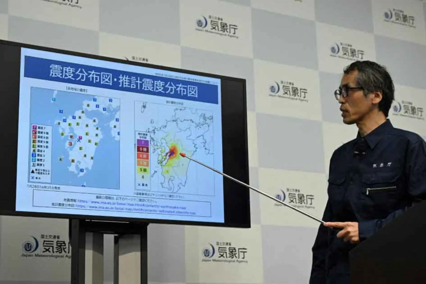 Masashi Kiyomoto, funcionario de la Agencia Meteorológica de Japón (JMA), asiste a una conferencia de prensa en Tokio el 28 de julio de 2026. A las 16:27, un terremoto de magnitud 7,1 sacudió la región de Kyushu, la parte occidental de la isla principal del archipiélago japonés. Según la JMA, la intensidad sísmica máxima fue de 7, la más alta en la escala japonesa, y el epicentro se ubicó en la ciudad de Uki, prefectura de Kumamoto, a una profundidad aproximada de 10 kilómetro. Foto: AFP