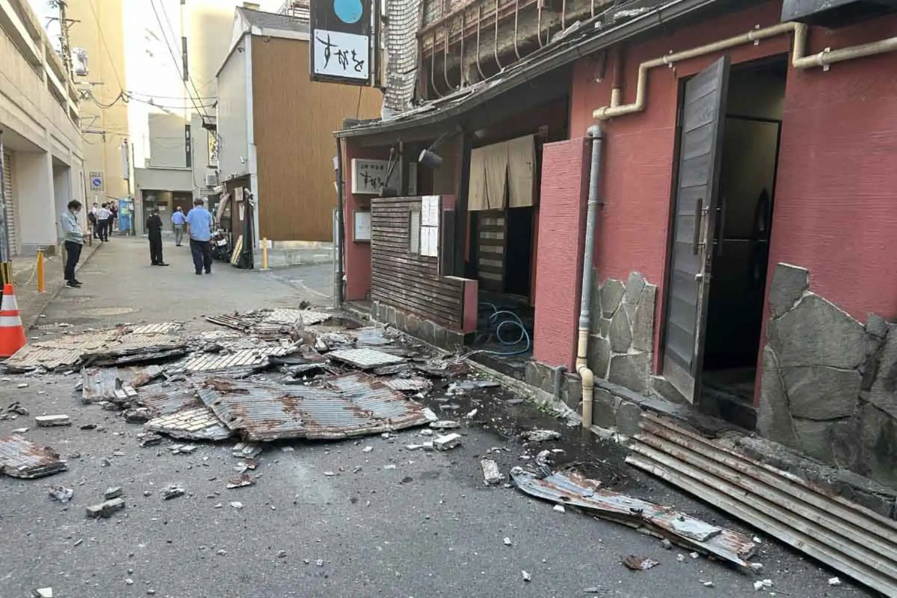 En la imagen se observa el derrumbe de la pared exterior de una tienda a causa de un terremoto en la ciudad de Kumamoto, el 28 de julio de 2026. Foto: AFP