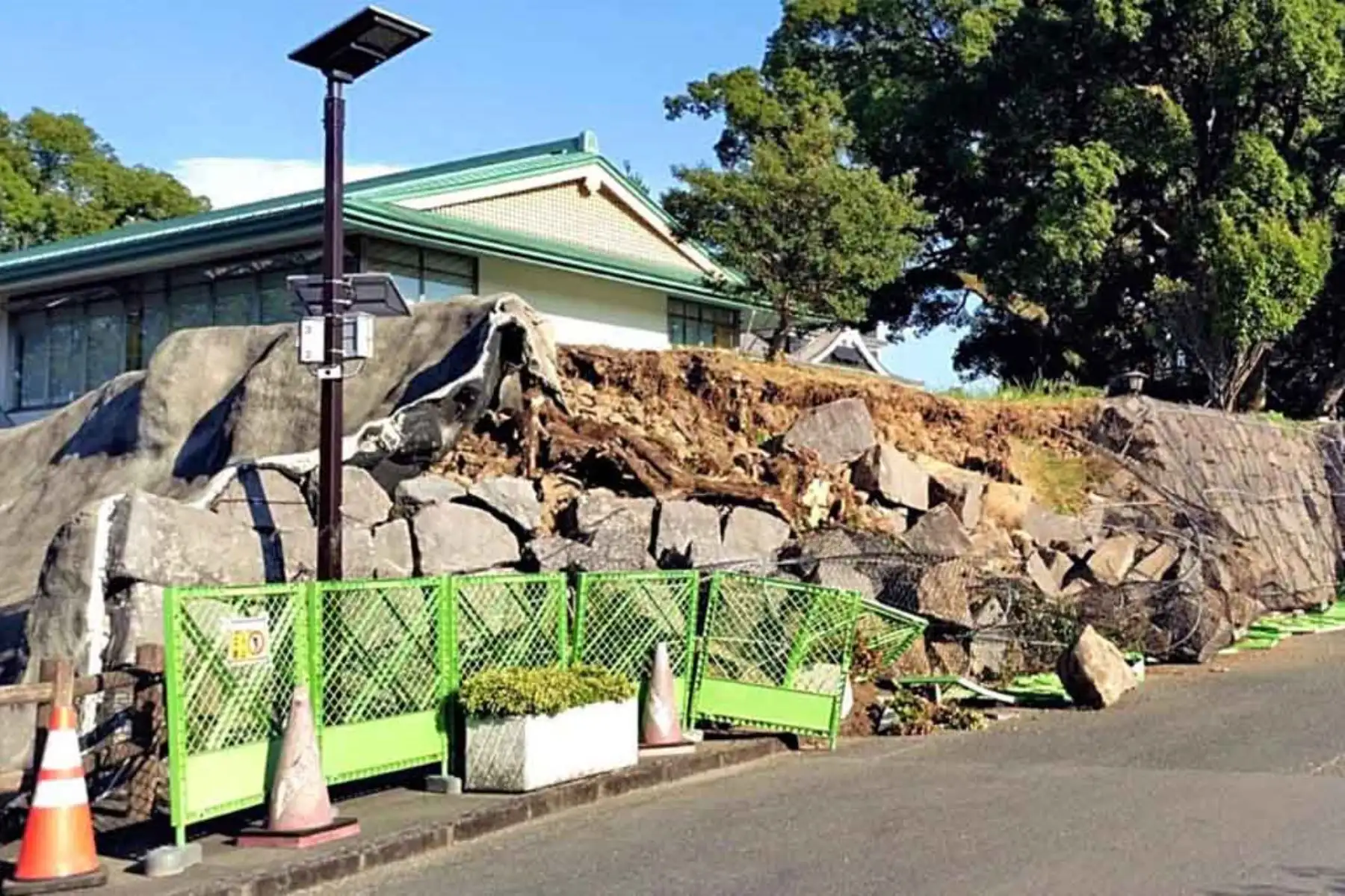 Un muro de piedra del Castillo de Kumamoto, que se cree que se derrumbó a causa del terremoto, se observa en la ciudad del mismo nombre. Según la Agencia Meteorológica de Japón, el sismo sacudió la prefectura de Kumamoto alrededor de las 16:27 horas de ese día, alcanzó una magnitud máxima de 7 en la escala sísmica de Japón, se produjo a una profundidad de unos 10 kilómetros. Foto: AFP