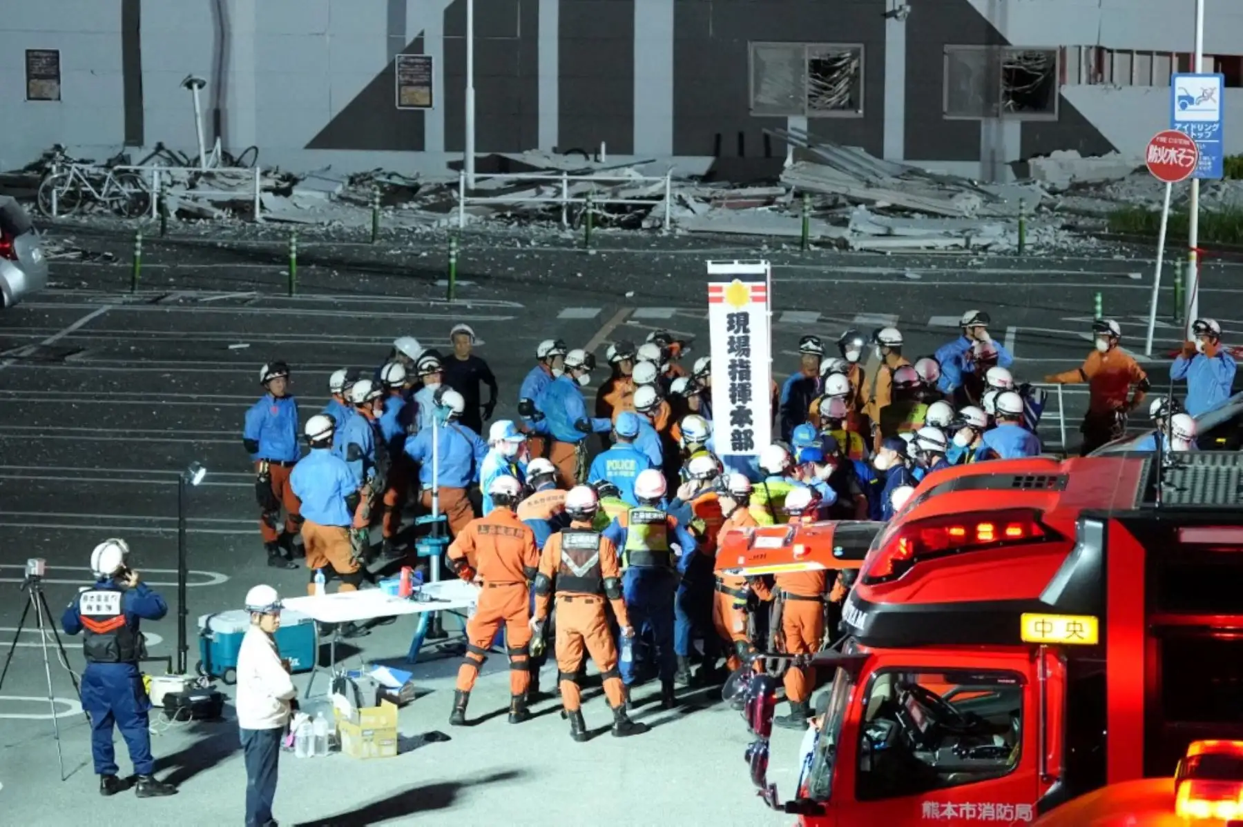 Los bomberos se preparan para las operaciones de rescate en el estacionamiento del centro comercial AEON Mall Kumamoto tras una explosión ocurrida en
la ciudad de Kashima, prefectura de Kumamoto. Foto: AFP