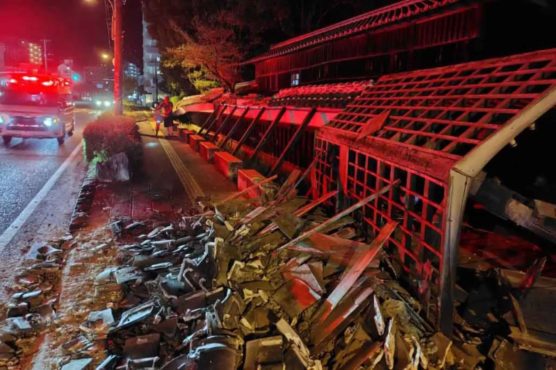 Shohinken, un sitio designado a nivel nacional como lugar de belleza paisajística, aparece derrumbado tras un terremoto en la ciudad de Yatsushiro, prefectura de Kumamoto (Japón). Foto: AFP