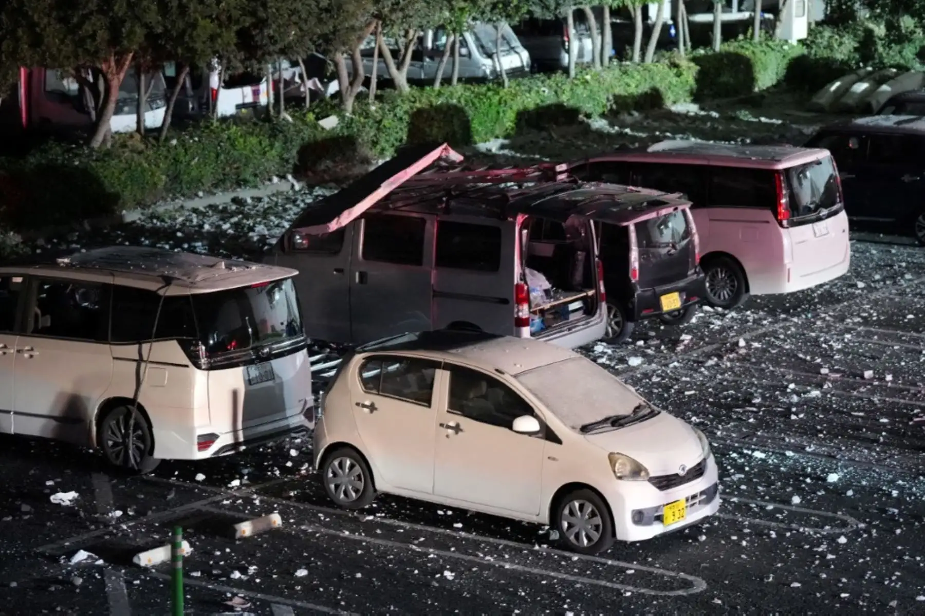 Se observan vehículos en el estacionamiento del centro comercial AEON Mall Kumamoto tras una explosión en la localidad de Kashima, prefectura de Kumamoto (Japón), el 28 de julio de 2026. La explosión se produjo después de que empleados y clientes hubieran sido evacuados a raíz de un terremoto. Según la Agencia de Gestión de Incendios y Desastres, una parte de la segunda planta se derrumbó y, al parecer, numerosas personas quedaron atrapadas en el interior. Foto: AFP