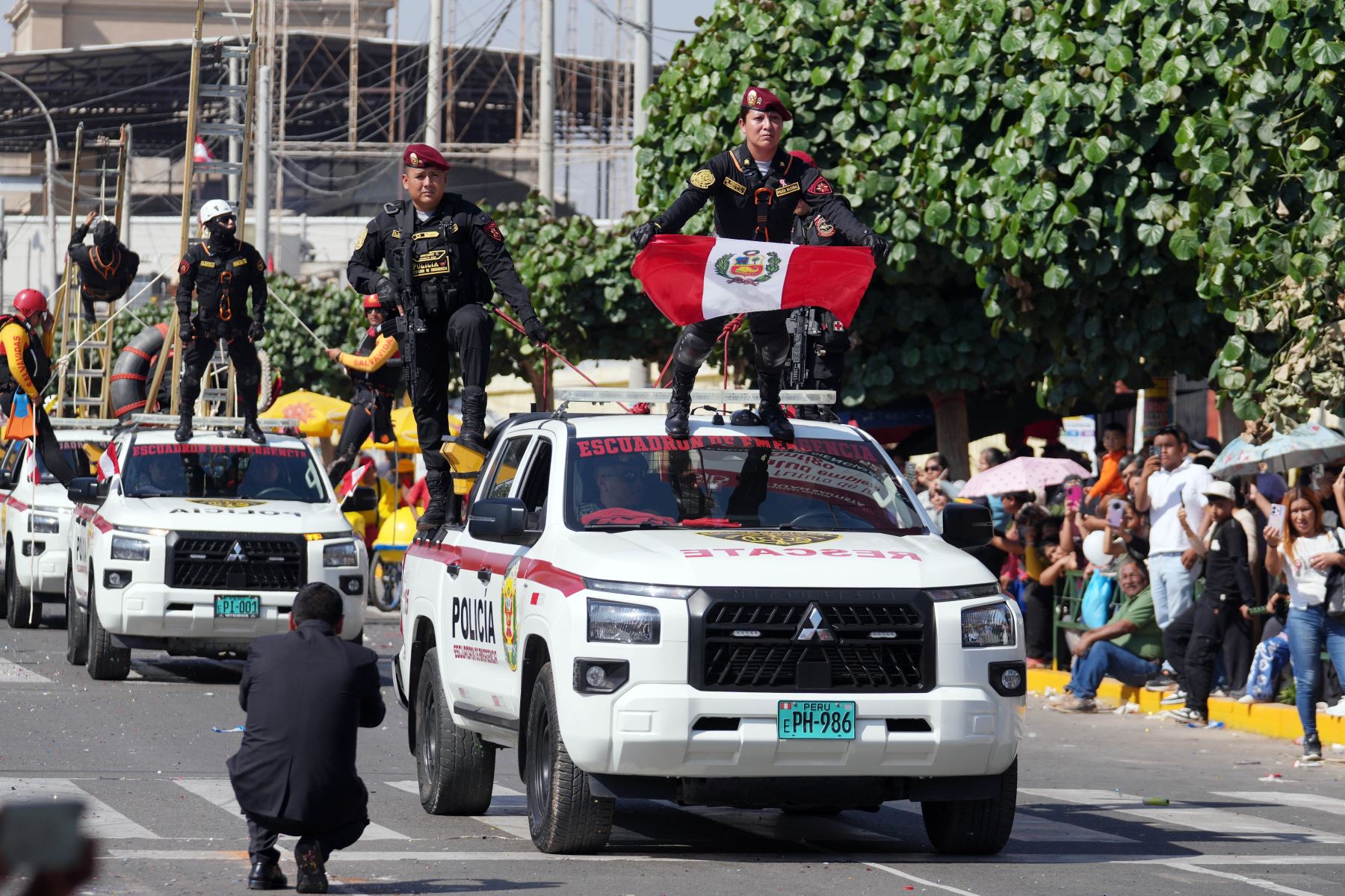 Ica celebra Fiestas Patrias con colorido desfile escolar y un vistoso despliegue policial
