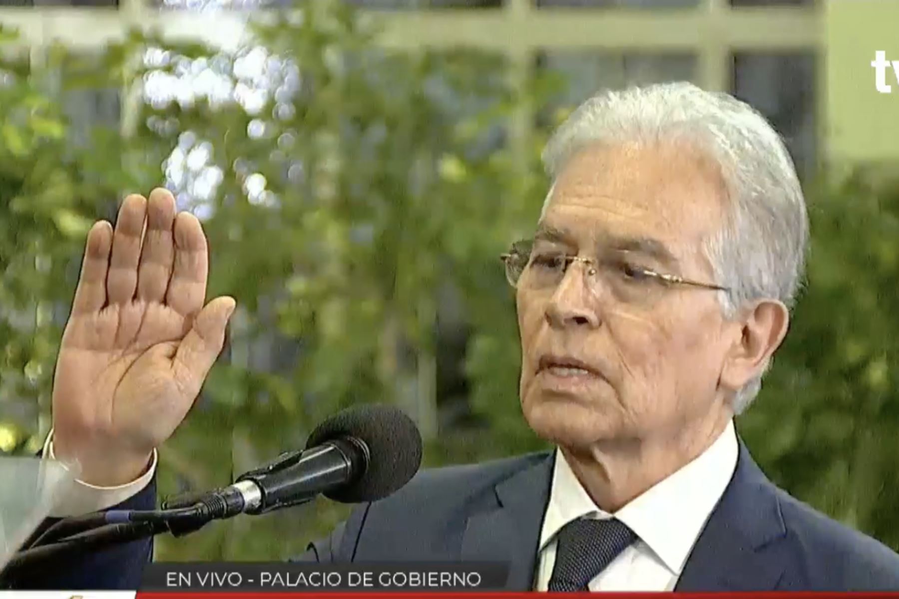 Vladimiro Huaroc Portocarrero jura como ministro del Ambiente