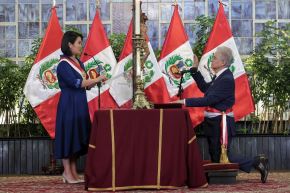 La presidenta Keiko Fujimori tomó juramento a Vladimiro Huaroc Portocarrero como nuevo ministro del Ambiente. Foto: Minam