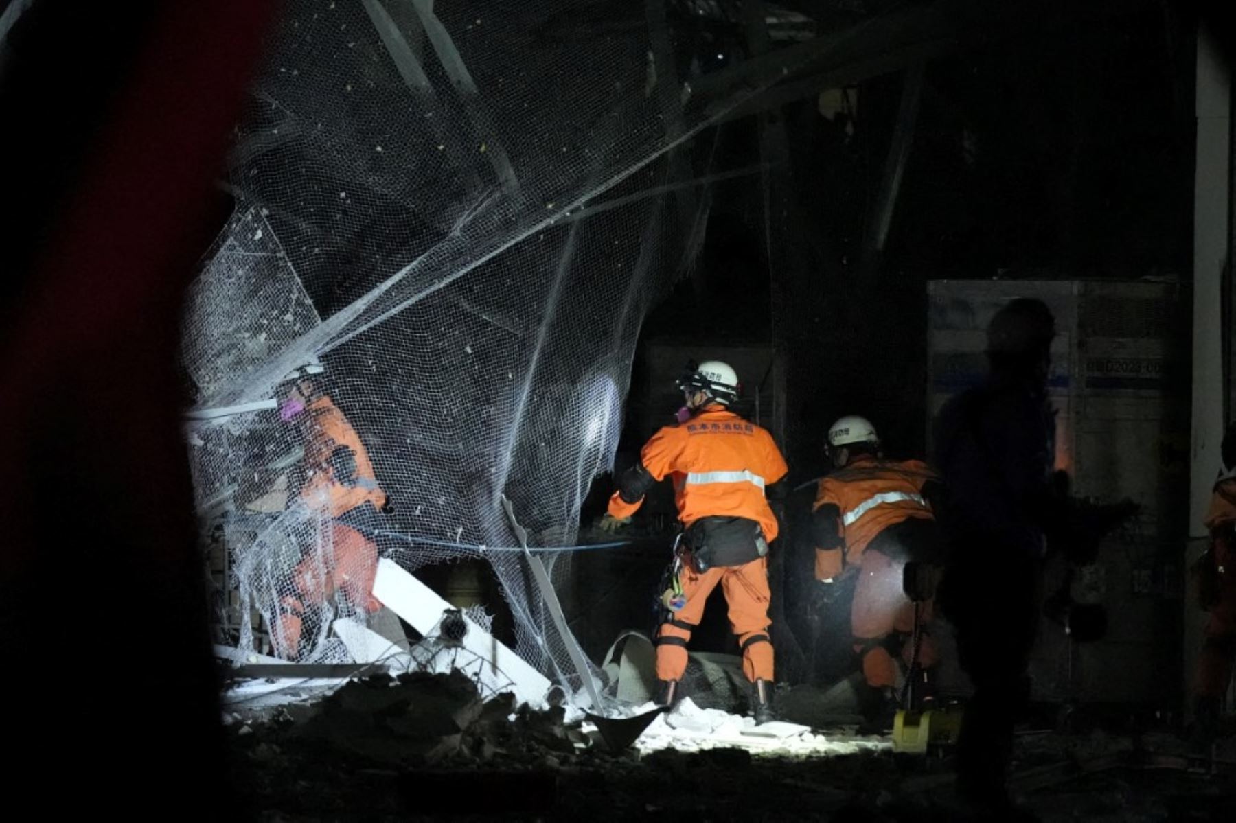 Suben a 18 los muertos en Japón y sigue búsqueda contra reloj de atrapados por terremoto
