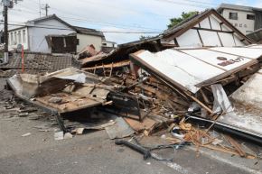 Además de las víctimas humanas por el terremoto en japón, se registraron colapsos de edificios, incendios y daños en la red vial. Foto: AFP