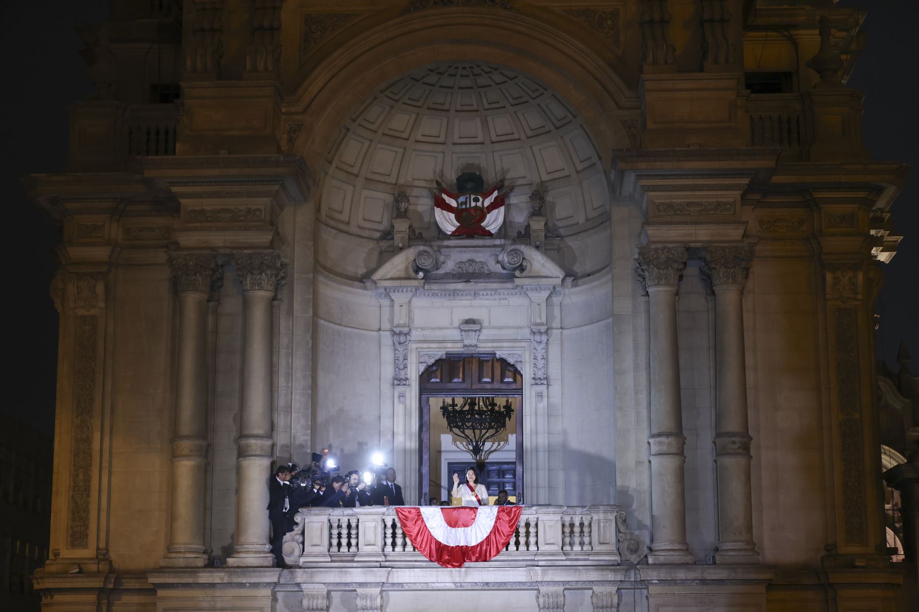 La presidenta de la República, Keiko Fujimori, presenció el "Gran Pasacalle por el Perú" desde un balcón de Palacio de Gobierno y saludó al público presente. Foto: ANDINA/Jhonel Rodríguez Robles
