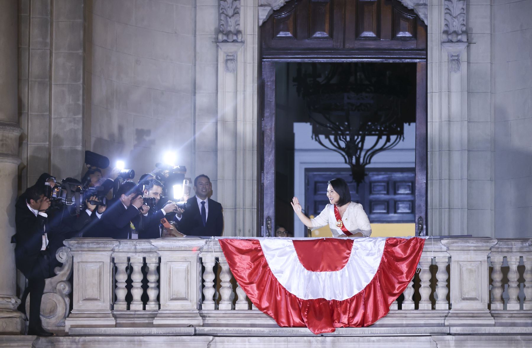 La presidenta de la República, Keiko Fujimori, presenció el "Gran Pasacalle por el Perú" desde un balcón de Palacio de Gobierno y saludó al público presente. Foto: ANDINA/Jhonel Rodríguez Robles