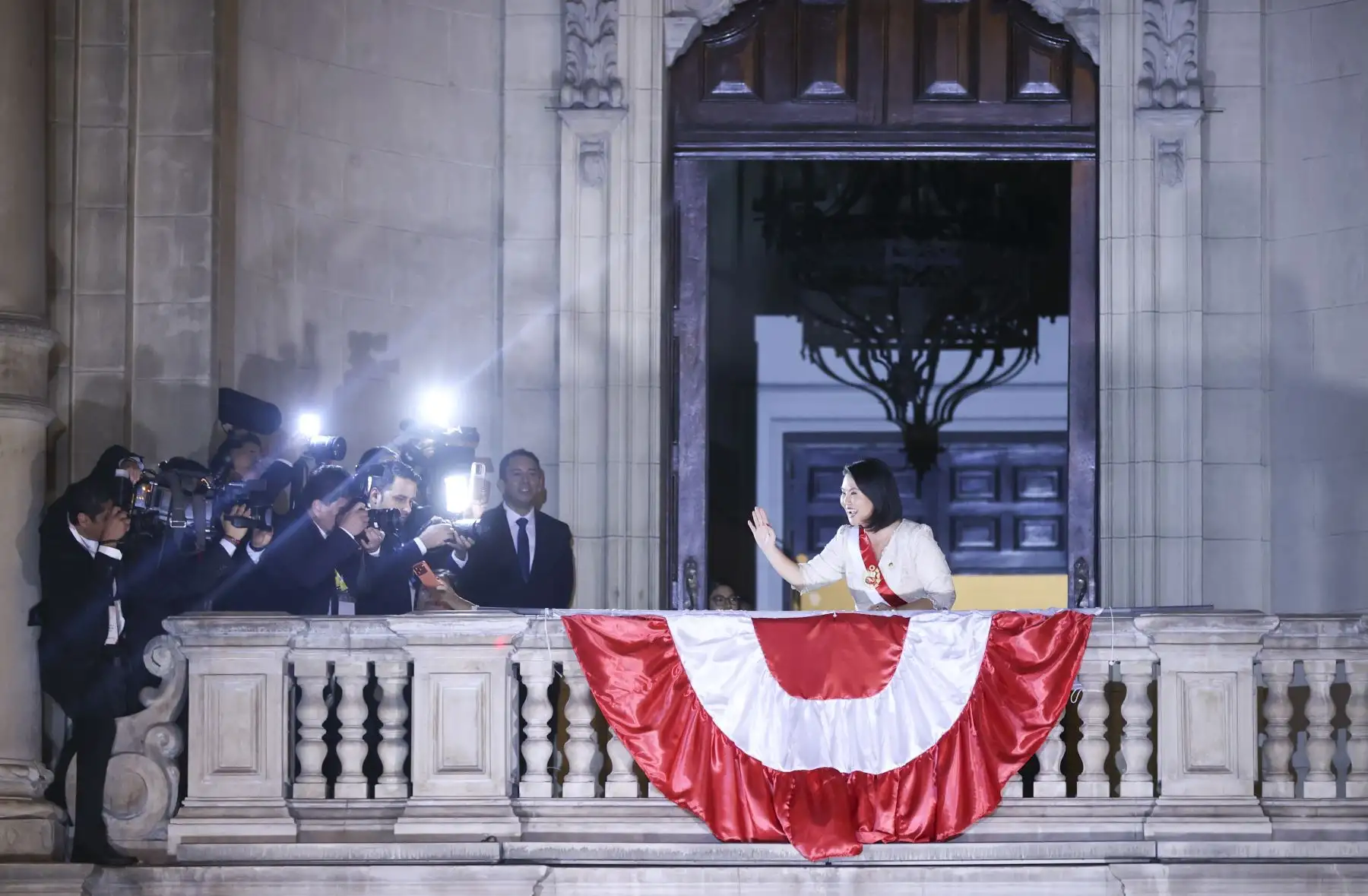 La presidenta de la República, Keiko Fujimori, presenció el "Gran Pasacalle por el Perú" desde un balcón de Palacio de Gobierno y saludó al público presente. Foto: ANDINA/Jhonel Rodríguez Robles