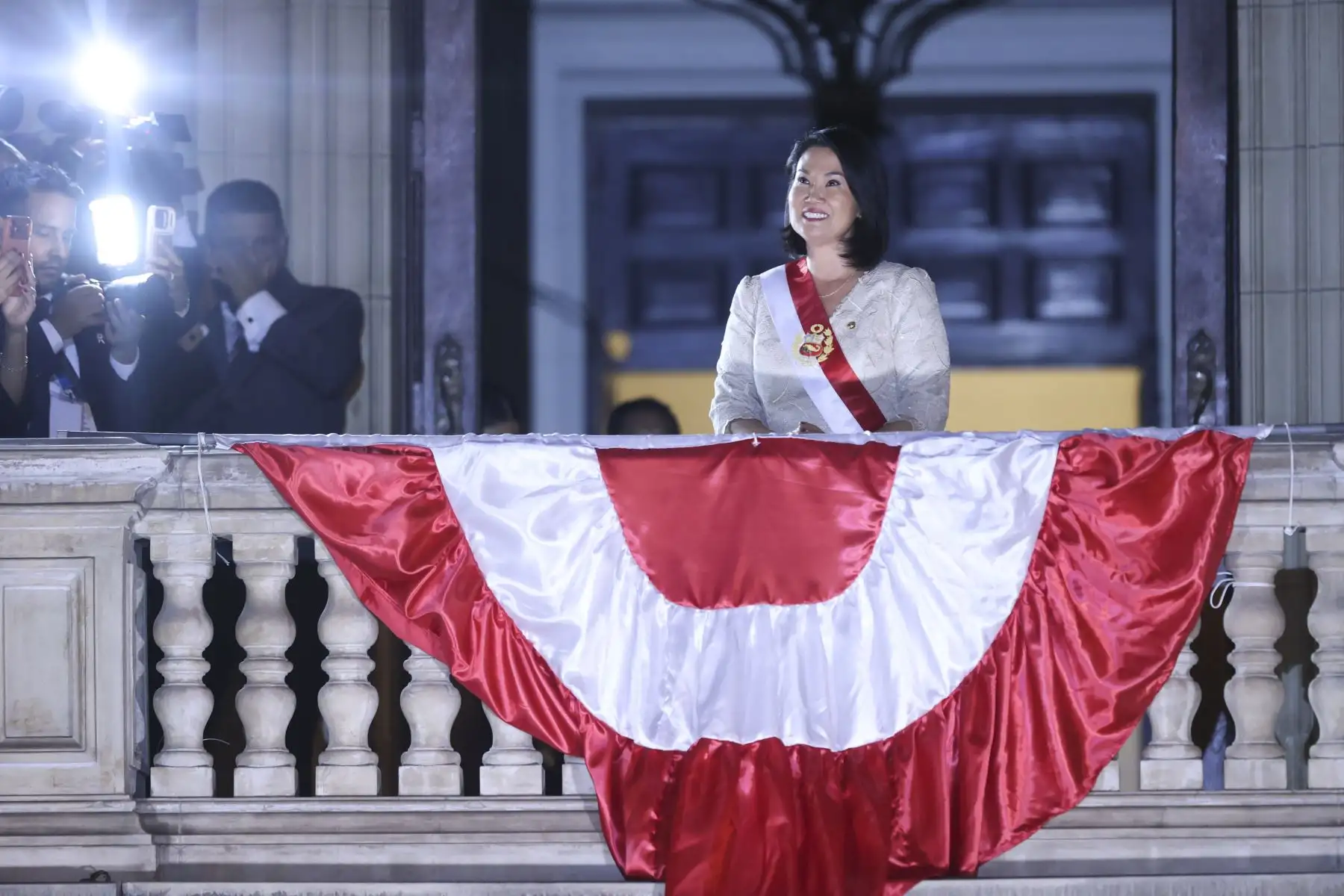 La presidenta de la República, Keiko Fujimori, presenció el "Gran Pasacalle por el Perú" desde un balcón de Palacio de Gobierno y saludó al público presente. Foto: ANDINA/Jhonel Rodríguez Robles